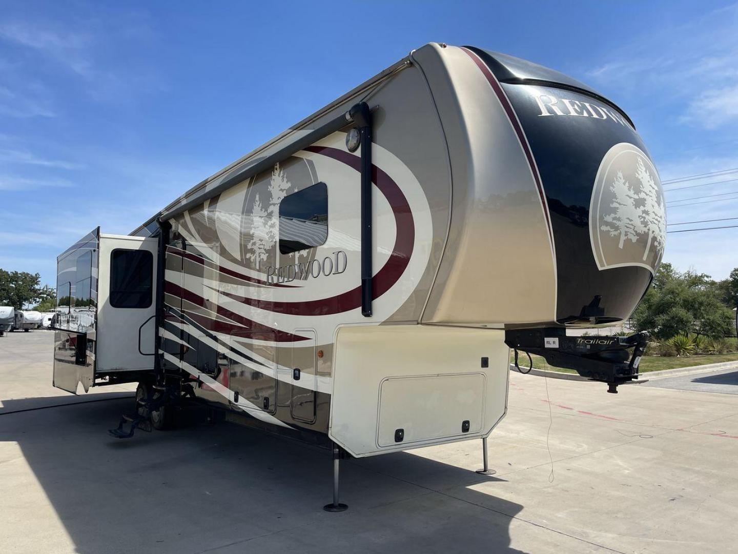 2015 REDWOOD 38RL (4V0FC3823FR) , Length: 41.42 ft. | Dry Weight: 13,672 lbs. | Gross Weight: 16,500 lbs. | Slides: 3 transmission, located at 4319 N Main St, Cleburne, TX, 76033, (817) 678-5133, 32.385960, -97.391212 - Photo#22