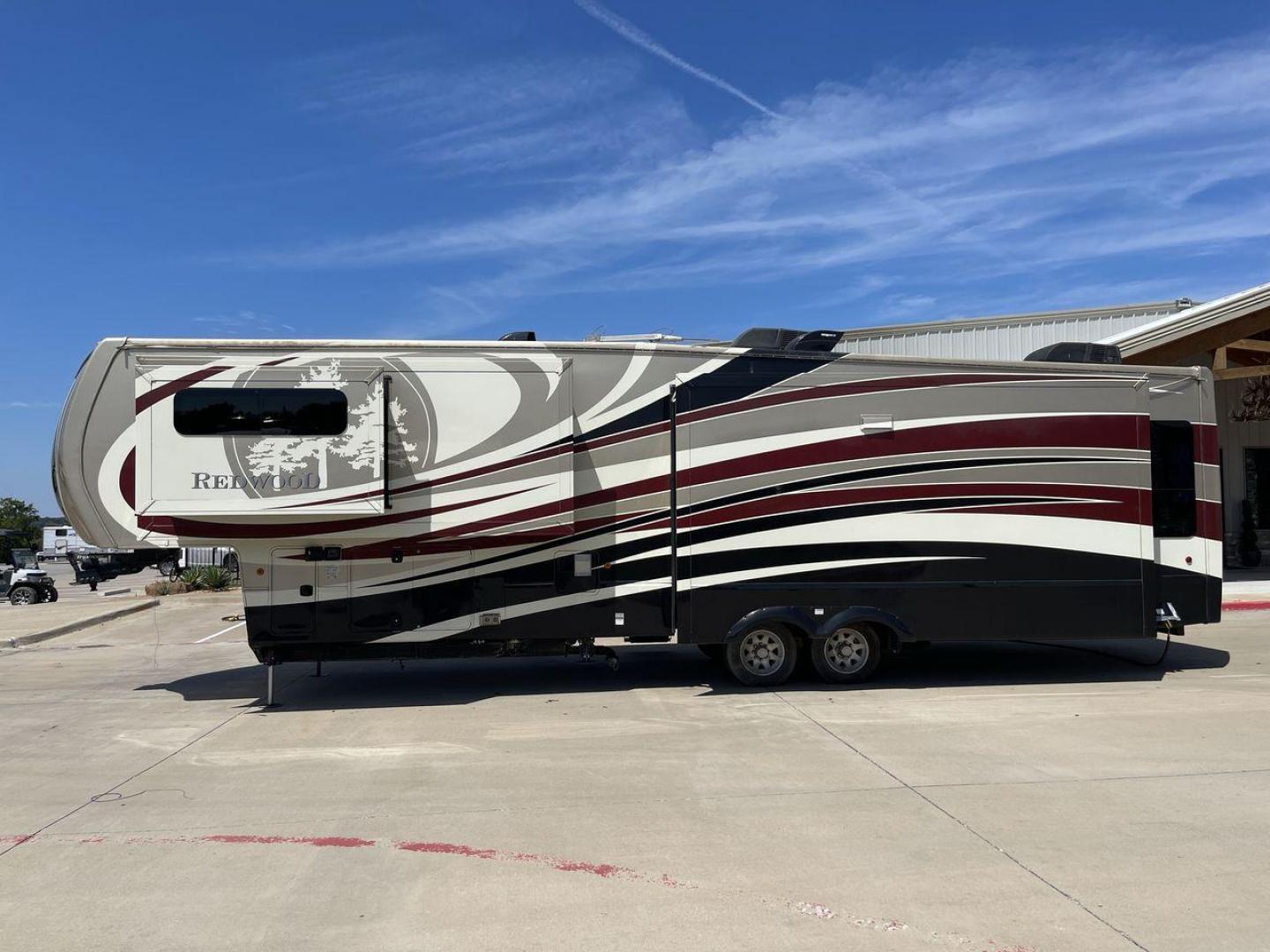 2015 REDWOOD 38RL (4V0FC3823FR) , Length: 41.42 ft. | Dry Weight: 13,672 lbs. | Gross Weight: 16,500 lbs. | Slides: 3 transmission, located at 4319 N Main St, Cleburne, TX, 76033, (817) 678-5133, 32.385960, -97.391212 - Photo#23