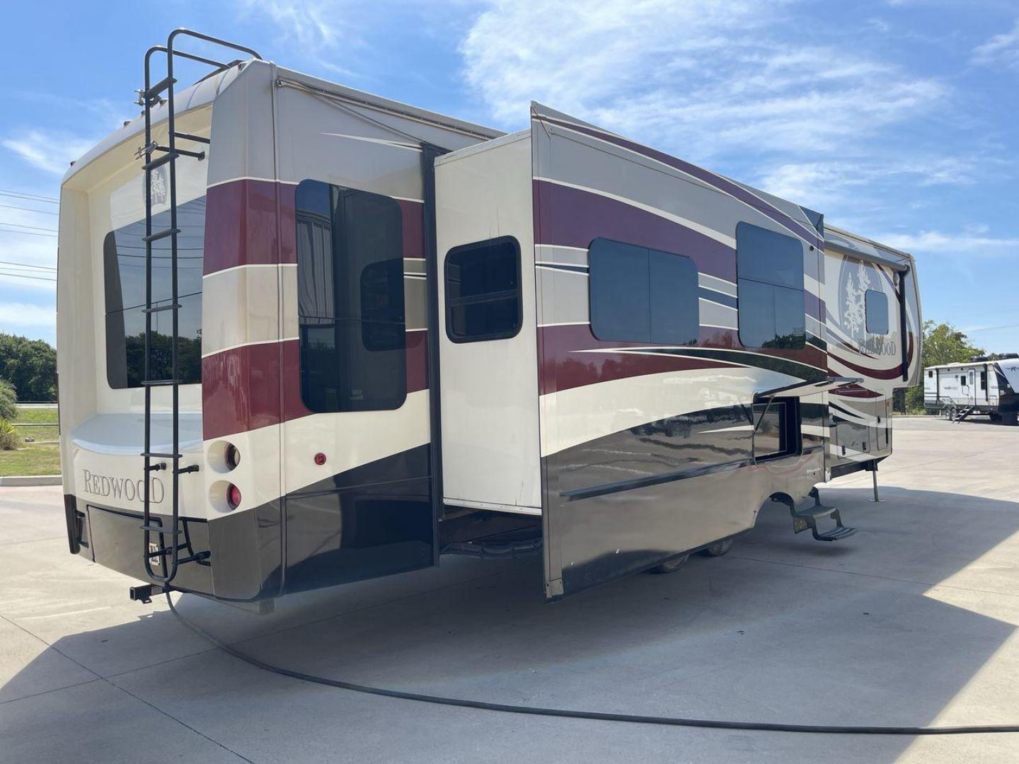 2015 REDWOOD 38RL (4V0FC3823FR) , Length: 41.42 ft. | Dry Weight: 13,672 lbs. | Gross Weight: 16,500 lbs. | Slides: 3 transmission, located at 4319 N Main St, Cleburne, TX, 76033, (817) 678-5133, 32.385960, -97.391212 - Photo#24