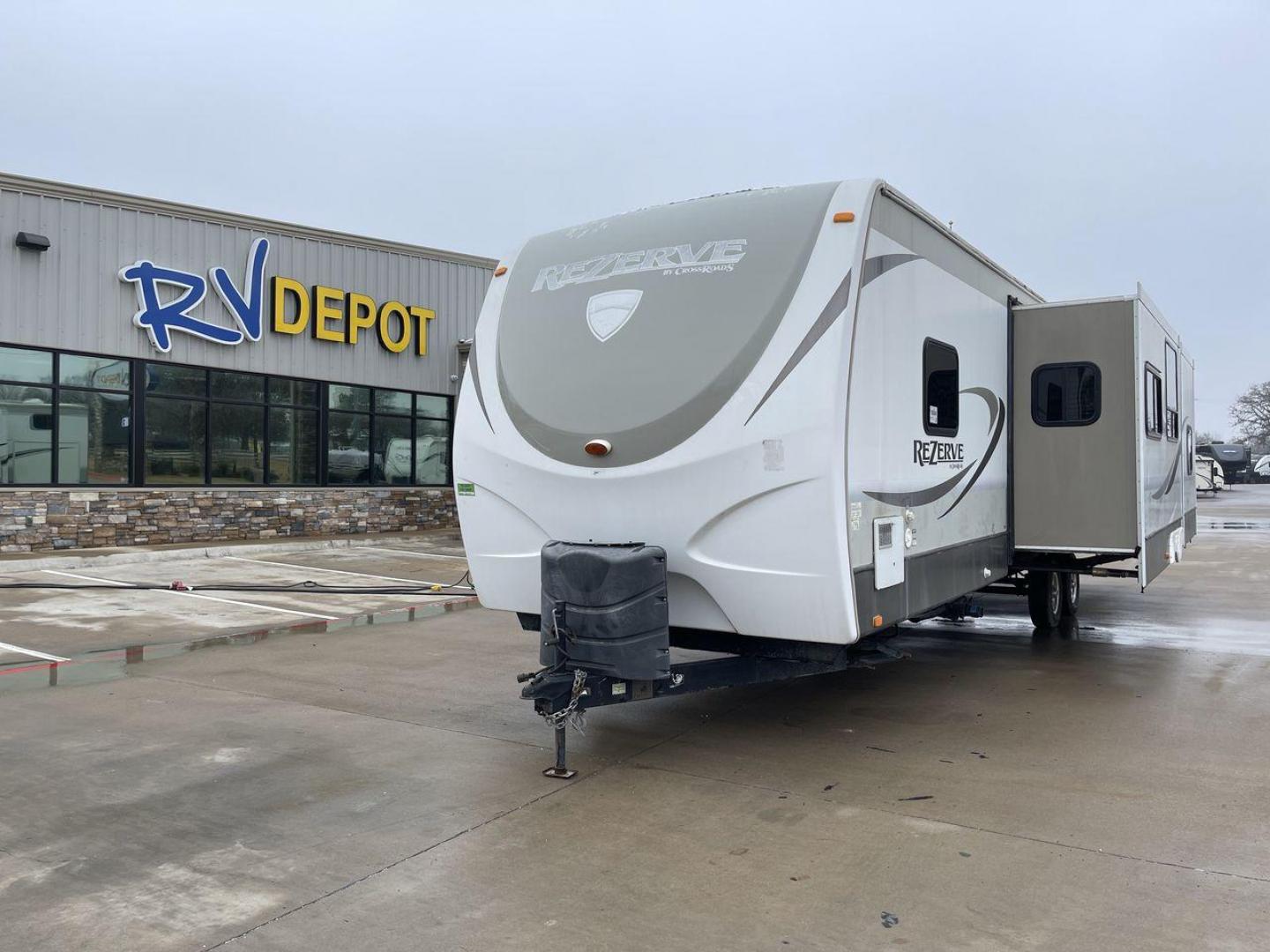 2015 WHITE REZERVE 33BH - (4V0TC332XFE) , Length: 36.5 ft. | Dry Weight: 8,455 lbs. | Gross Weight: 11,162 lbs. | Slides: 3 transmission, located at 4319 N Main St, Cleburne, TX, 76033, (817) 678-5133, 32.385960, -97.391212 - Photo#0