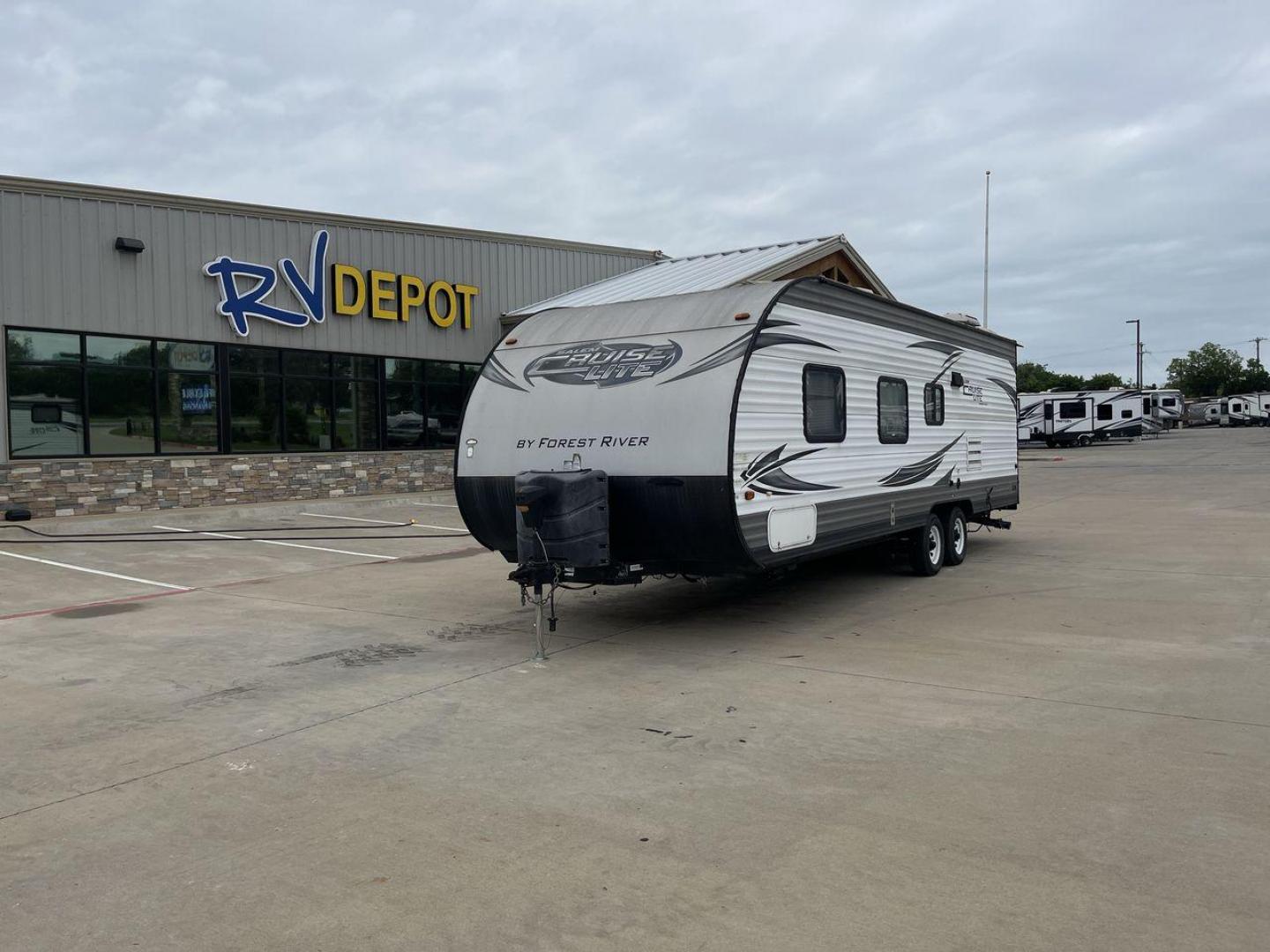 2015 WHITE SALEM CRUISE LITE 261BHXL (4X4TSMB20F7) , Length: 29.08 ft. | Dry Weight: 4,313 lbs. transmission, located at 4319 N Main St, Cleburne, TX, 76033, (817) 678-5133, 32.385960, -97.391212 - This 2015 Forest River Salem Cruise Lite 261BHXL travel trailer measures 29'1" feet. It is a dual axle, chrome wheel setup with electric drum brakes. Its dry weight is 4,313 lbs, its payload capacity 3,082 lbs, and its hitch weight 434 lbs. The aluminum exterior is painted white with gray graphics. - Photo#0