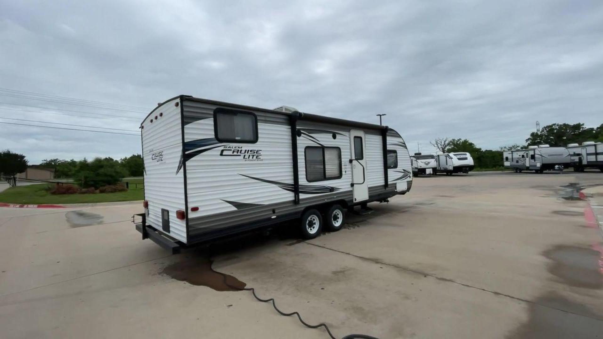 2015 WHITE SALEM CRUISE LITE 261BHXL (4X4TSMB20F7) , Length: 29.08 ft. | Dry Weight: 4,313 lbs. transmission, located at 4319 N Main St, Cleburne, TX, 76033, (817) 678-5133, 32.385960, -97.391212 - This 2015 Forest River Salem Cruise Lite 261BHXL travel trailer measures 29'1" feet. It is a dual axle, chrome wheel setup with electric drum brakes. Its dry weight is 4,313 lbs, its payload capacity 3,082 lbs, and its hitch weight 434 lbs. The aluminum exterior is painted white with gray graphics. - Photo#1