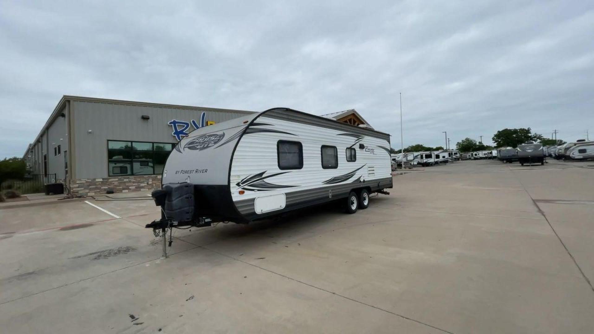 2015 WHITE SALEM CRUISE LITE 261BHXL (4X4TSMB20F7) , Length: 29.08 ft. | Dry Weight: 4,313 lbs. transmission, located at 4319 N Main St, Cleburne, TX, 76033, (817) 678-5133, 32.385960, -97.391212 - This 2015 Forest River Salem Cruise Lite 261BHXL travel trailer measures 29'1" feet. It is a dual axle, chrome wheel setup with electric drum brakes. Its dry weight is 4,313 lbs, its payload capacity 3,082 lbs, and its hitch weight 434 lbs. The aluminum exterior is painted white with gray graphics. - Photo#5