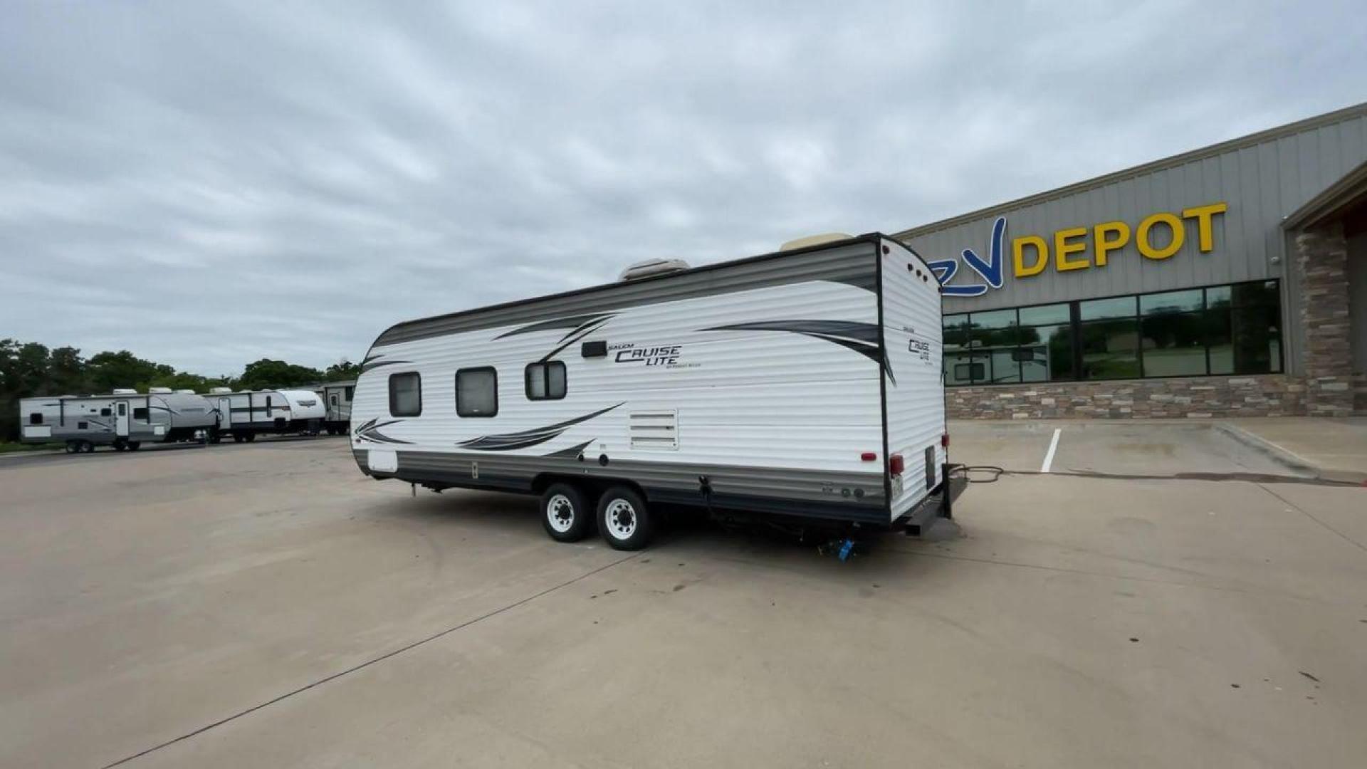 2015 WHITE SALEM CRUISE LITE 261BHXL (4X4TSMB20F7) , Length: 29.08 ft. | Dry Weight: 4,313 lbs. transmission, located at 4319 N Main St, Cleburne, TX, 76033, (817) 678-5133, 32.385960, -97.391212 - This 2015 Forest River Salem Cruise Lite 261BHXL travel trailer measures 29'1" feet. It is a dual axle, chrome wheel setup with electric drum brakes. Its dry weight is 4,313 lbs, its payload capacity 3,082 lbs, and its hitch weight 434 lbs. The aluminum exterior is painted white with gray graphics. - Photo#7