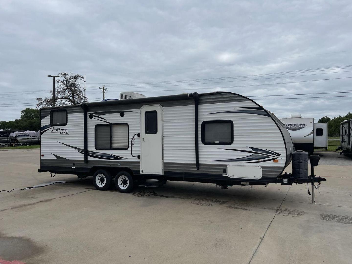 2015 WHITE SALEM CRUISE LITE 261BHXL (4X4TSMB20F7) , Length: 29.08 ft. | Dry Weight: 4,313 lbs. transmission, located at 4319 N Main St, Cleburne, TX, 76033, (817) 678-5133, 32.385960, -97.391212 - This 2015 Forest River Salem Cruise Lite 261BHXL travel trailer measures 29'1" feet. It is a dual axle, chrome wheel setup with electric drum brakes. Its dry weight is 4,313 lbs, its payload capacity 3,082 lbs, and its hitch weight 434 lbs. The aluminum exterior is painted white with gray graphics. - Photo#22