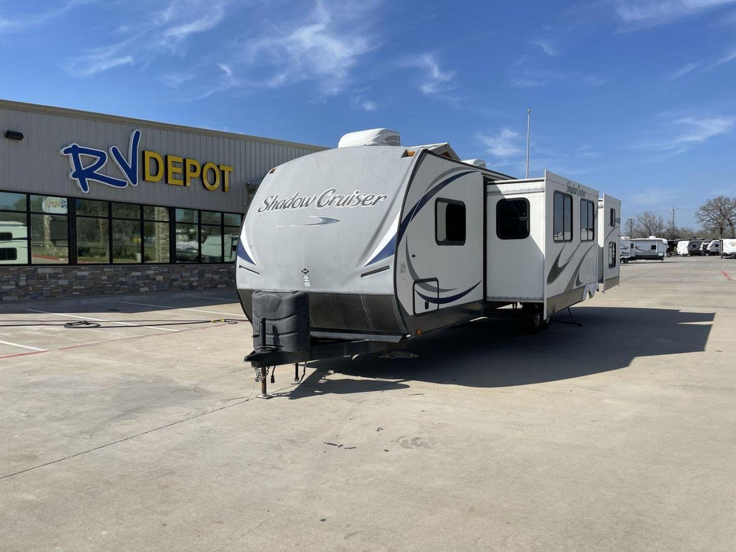 2015 WHITE SHADOW CRUISER 314TSB (5RXTD312XF1) , Length: 35 ft | Dry Weight: 6,290 lbs | Slides: 3 transmission, located at 4319 N Main St, Cleburne, TX, 76033, (817) 678-5133, 32.385960, -97.391212 - The 2015 Cruiser RV Shadow Cruiser 314TSB Travel Trailer invites you to experience the perfect fusion of luxury and exploration. Designed for remarkable adventures, this 35-foot travel trailer features a carefully planned layout that maximizes space and usability. Perfect for short trips or long adv - Photo#0