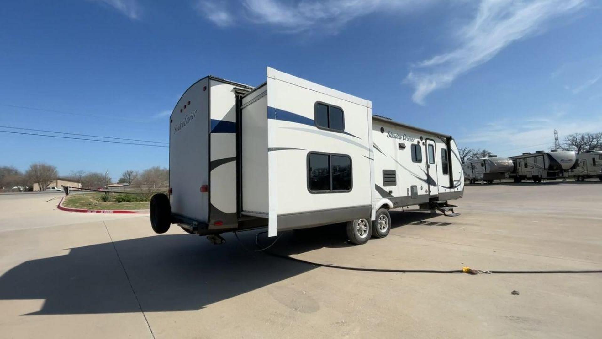 2015 WHITE SHADOW CRUISER 314TSB (5RXTD312XF1) , Length: 35 ft | Dry Weight: 6,290 lbs | Slides: 3 transmission, located at 4319 N Main St, Cleburne, TX, 76033, (817) 678-5133, 32.385960, -97.391212 - The 2015 Cruiser RV Shadow Cruiser 314TSB Travel Trailer invites you to experience the perfect fusion of luxury and exploration. Designed for remarkable adventures, this 35-foot travel trailer features a carefully planned layout that maximizes space and usability. Perfect for short trips or long adv - Photo#1