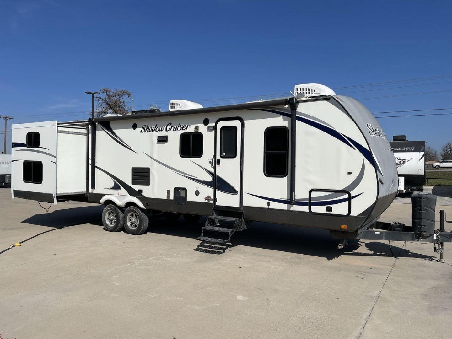 2015 WHITE SHADOW CRUISER 314TSB (5RXTD312XF1) , Length: 35 ft | Dry Weight: 6,290 lbs | Slides: 3 transmission, located at 4319 N Main St, Cleburne, TX, 76033, (817) 678-5133, 32.385960, -97.391212 - The 2015 Cruiser RV Shadow Cruiser 314TSB Travel Trailer invites you to experience the perfect fusion of luxury and exploration. Designed for remarkable adventures, this 35-foot travel trailer features a carefully planned layout that maximizes space and usability. Perfect for short trips or long adv - Photo#23