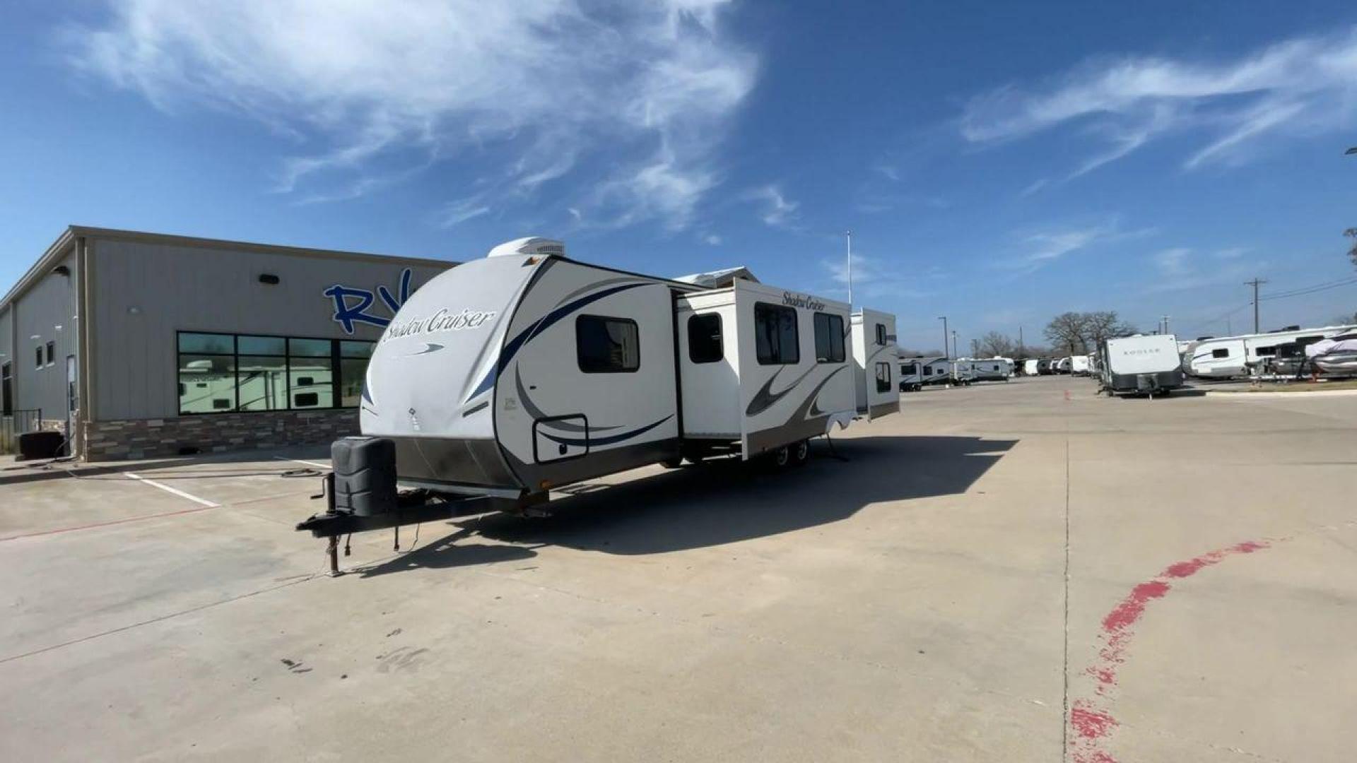 2015 WHITE SHADOW CRUISER 314TSB (5RXTD312XF1) , Length: 35 ft | Dry Weight: 6,290 lbs | Slides: 3 transmission, located at 4319 N Main St, Cleburne, TX, 76033, (817) 678-5133, 32.385960, -97.391212 - The 2015 Cruiser RV Shadow Cruiser 314TSB Travel Trailer invites you to experience the perfect fusion of luxury and exploration. Designed for remarkable adventures, this 35-foot travel trailer features a carefully planned layout that maximizes space and usability. Perfect for short trips or long adv - Photo#5