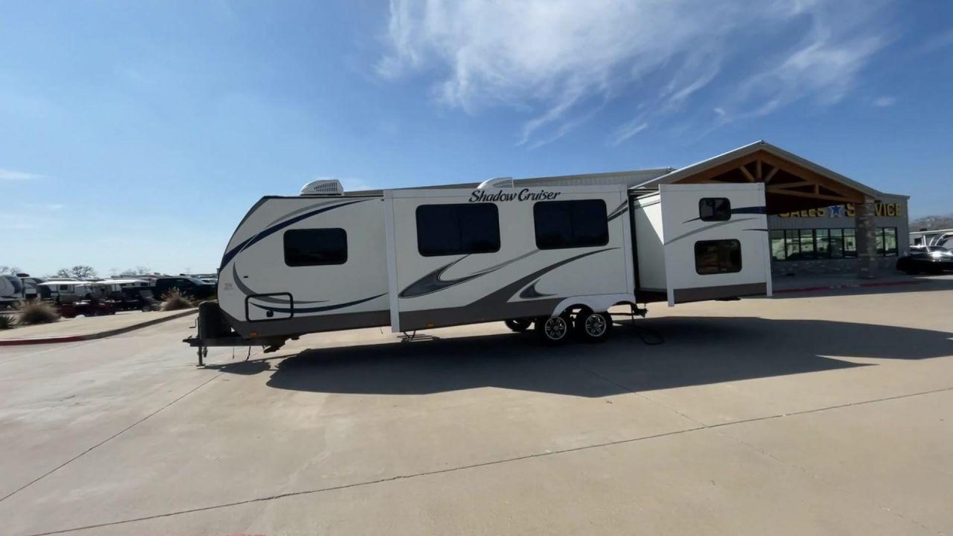 2015 WHITE SHADOW CRUISER 314TSB (5RXTD312XF1) , Length: 35 ft | Dry Weight: 6,290 lbs | Slides: 3 transmission, located at 4319 N Main St, Cleburne, TX, 76033, (817) 678-5133, 32.385960, -97.391212 - The 2015 Cruiser RV Shadow Cruiser 314TSB Travel Trailer invites you to experience the perfect fusion of luxury and exploration. Designed for remarkable adventures, this 35-foot travel trailer features a carefully planned layout that maximizes space and usability. Perfect for short trips or long adv - Photo#6