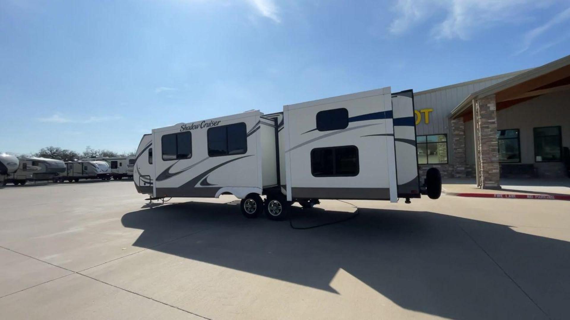 2015 WHITE SHADOW CRUISER 314TSB (5RXTD312XF1) , Length: 35 ft | Dry Weight: 6,290 lbs | Slides: 3 transmission, located at 4319 N Main St, Cleburne, TX, 76033, (817) 678-5133, 32.385960, -97.391212 - The 2015 Cruiser RV Shadow Cruiser 314TSB Travel Trailer invites you to experience the perfect fusion of luxury and exploration. Designed for remarkable adventures, this 35-foot travel trailer features a carefully planned layout that maximizes space and usability. Perfect for short trips or long adv - Photo#7