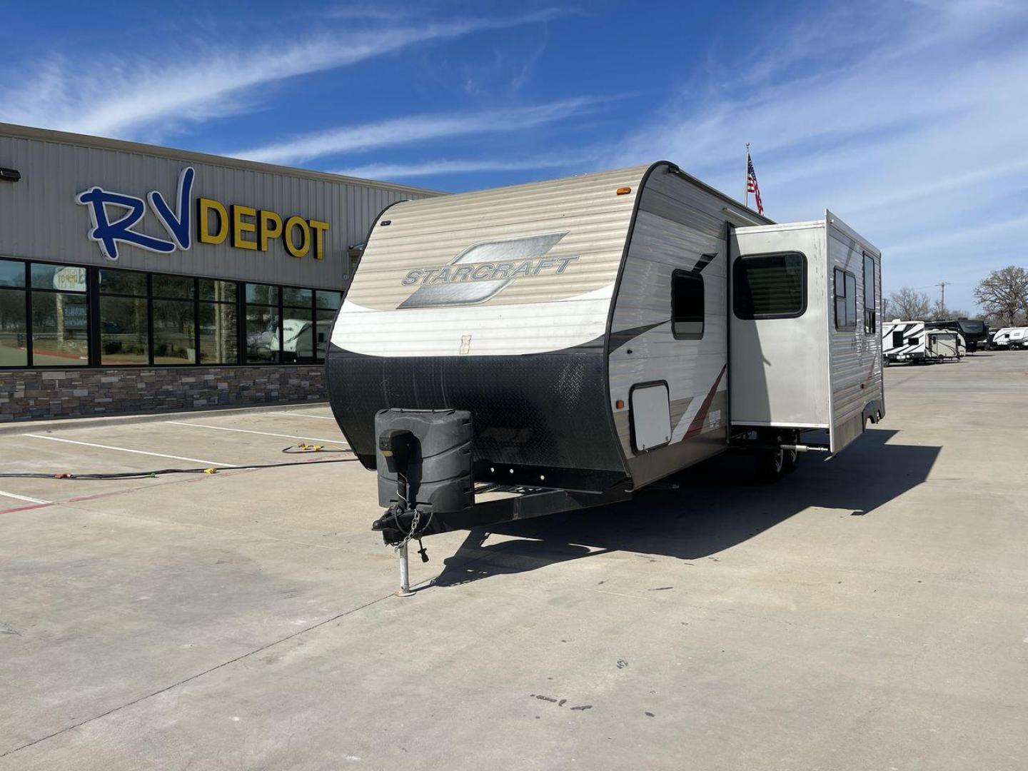 2015 WHITE STARCRAFT 27BHS - (1SABS0BP2F2) , located at 4319 N Main St, Cleburne, TX, 76033, (817) 678-5133, 32.385960, -97.391212 - Photo#0