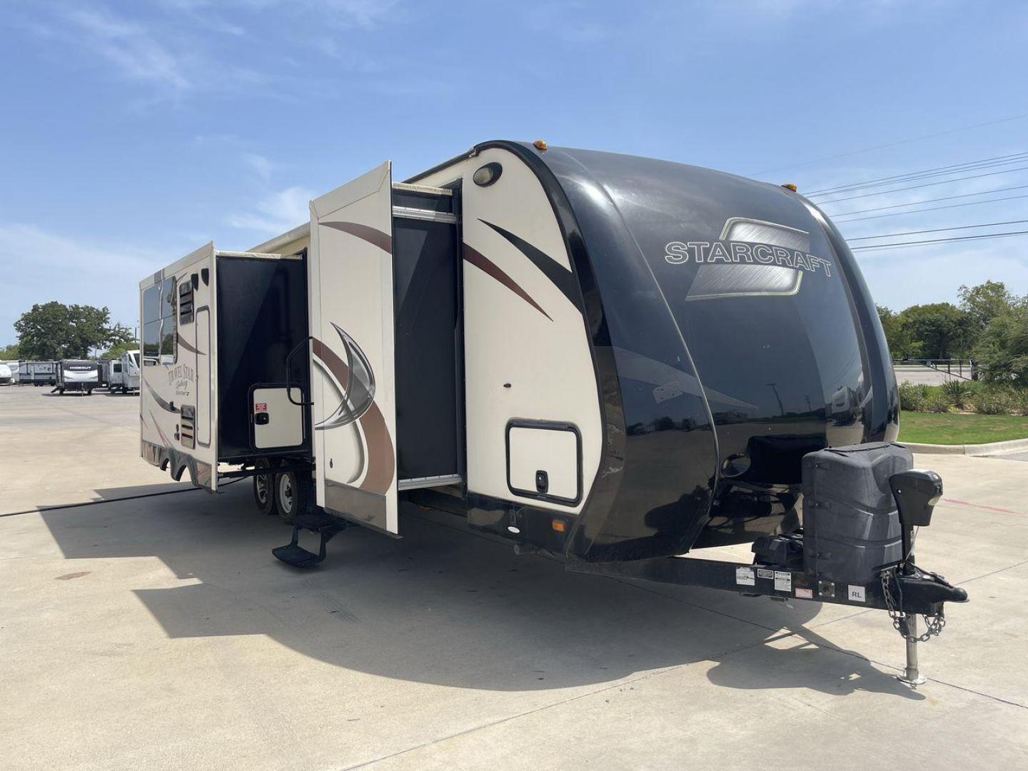 2015 TAN STARCRAFT TRAVEL STAR 294RESA (1SABS0BR5F2) , Length: 34 ft. | Dry Weight: 7,230 lbs. | Gross Weight: 9,250 lbs. | Slides: 3 transmission, located at 4319 N Main St, Cleburne, TX, 76033, (817) 678-5133, 32.385960, -97.391212 - This 2015 Travel Star 294RESA is a dual-axle steel wheel setup measuring 34 ft. in length and 11.38 ft. in height. It has a dry weight of 7,230 lbs. and a GVWR of 9,250 lbs. It also has a hitch weight of 865 lbs. This travel trailer includes three slides as well as one awning. The interior features - Photo#23