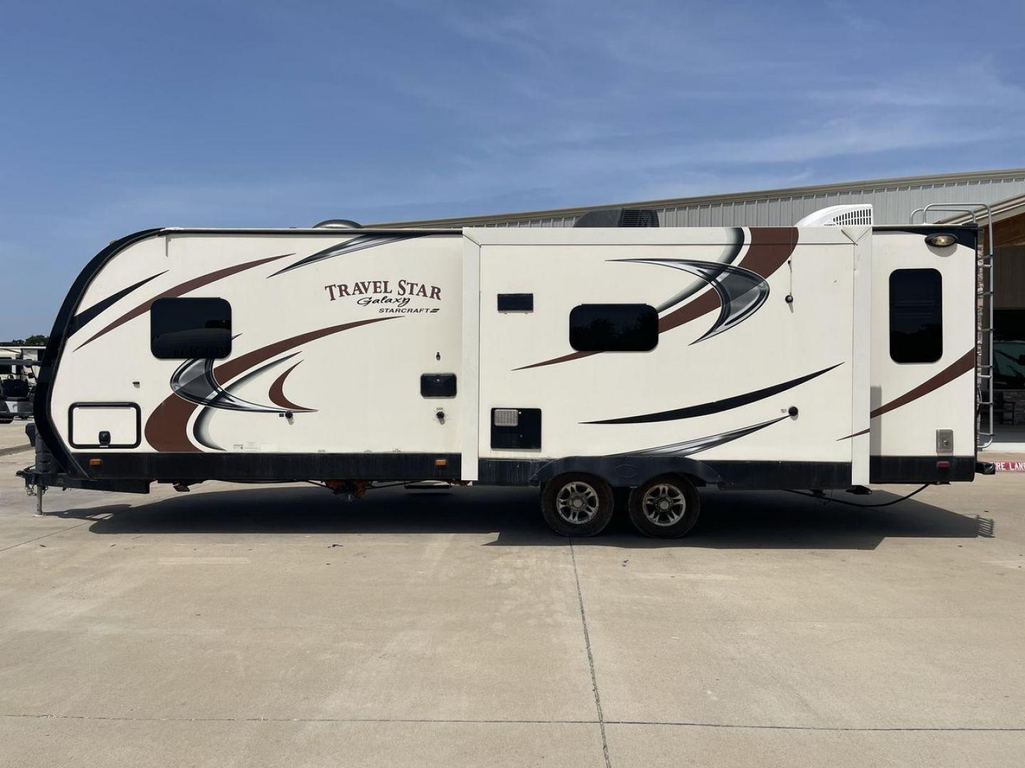 2015 TAN STARCRAFT TRAVEL STAR 294RESA (1SABS0BR5F2) , Length: 34 ft. | Dry Weight: 7,230 lbs. | Gross Weight: 9,250 lbs. | Slides: 3 transmission, located at 4319 N Main St, Cleburne, TX, 76033, (817) 678-5133, 32.385960, -97.391212 - This 2015 Travel Star 294RESA is a dual-axle steel wheel setup measuring 34 ft. in length and 11.38 ft. in height. It has a dry weight of 7,230 lbs. and a GVWR of 9,250 lbs. It also has a hitch weight of 865 lbs. This travel trailer includes three slides as well as one awning. The interior features - Photo#24