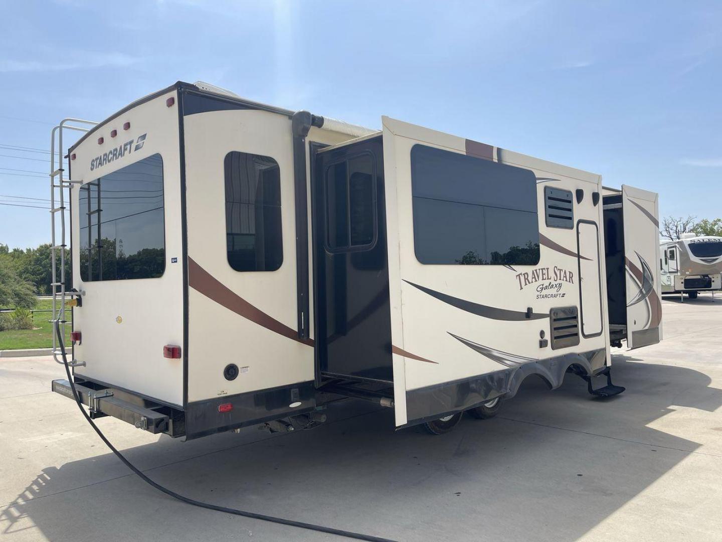 2015 TAN STARCRAFT TRAVEL STAR 294RESA (1SABS0BR5F2) , Length: 34 ft. | Dry Weight: 7,230 lbs. | Gross Weight: 9,250 lbs. | Slides: 3 transmission, located at 4319 N Main St, Cleburne, TX, 76033, (817) 678-5133, 32.385960, -97.391212 - This 2015 Travel Star 294RESA is a dual-axle steel wheel setup measuring 34 ft. in length and 11.38 ft. in height. It has a dry weight of 7,230 lbs. and a GVWR of 9,250 lbs. It also has a hitch weight of 865 lbs. This travel trailer includes three slides as well as one awning. The interior features - Photo#25