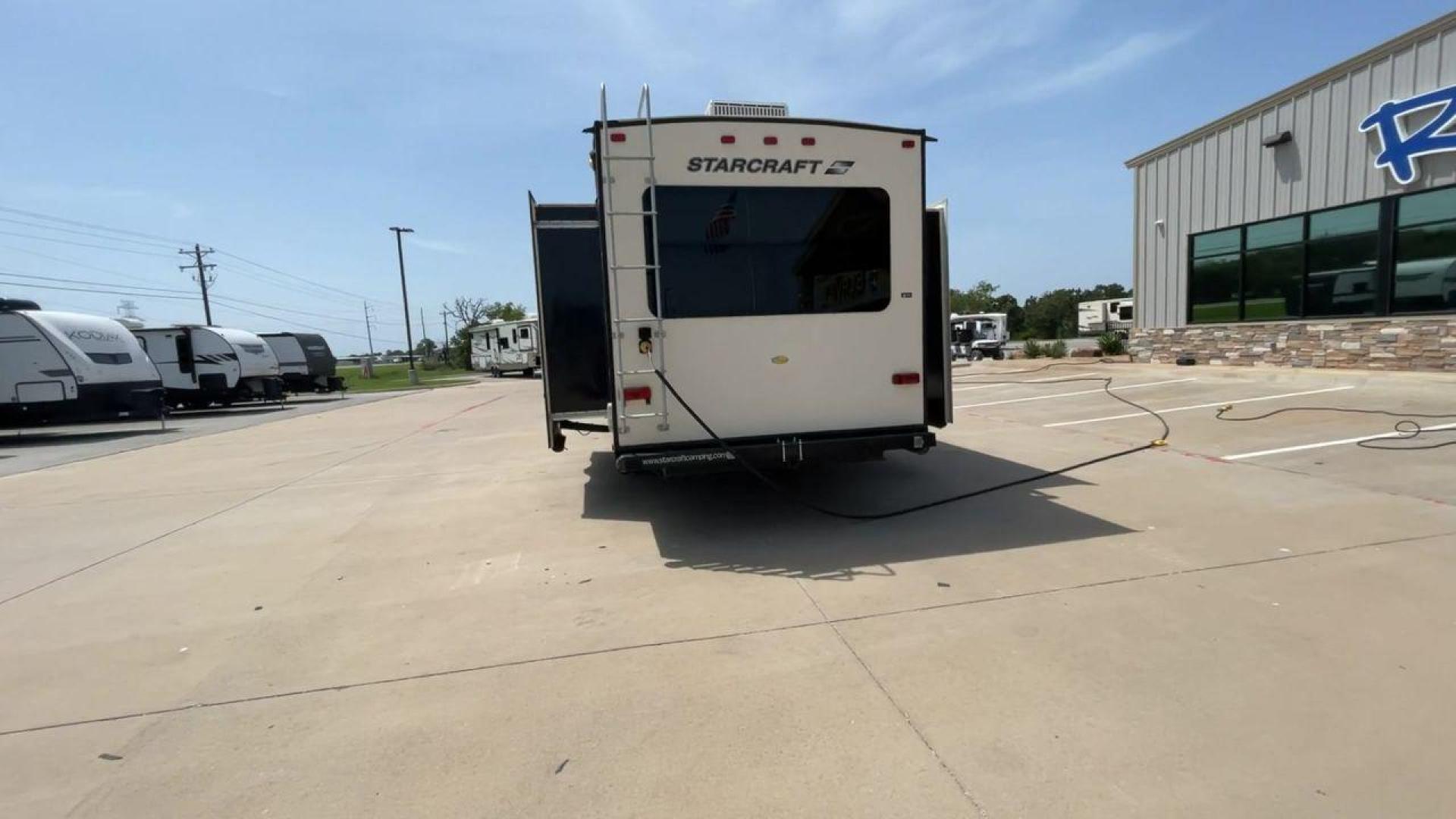 2015 TAN STARCRAFT TRAVEL STAR 294RESA (1SABS0BR5F2) , Length: 34 ft. | Dry Weight: 7,230 lbs. | Gross Weight: 9,250 lbs. | Slides: 3 transmission, located at 4319 N Main St, Cleburne, TX, 76033, (817) 678-5133, 32.385960, -97.391212 - This 2015 Travel Star 294RESA is a dual-axle steel wheel setup measuring 34 ft. in length and 11.38 ft. in height. It has a dry weight of 7,230 lbs. and a GVWR of 9,250 lbs. It also has a hitch weight of 865 lbs. This travel trailer includes three slides as well as one awning. The interior features - Photo#8