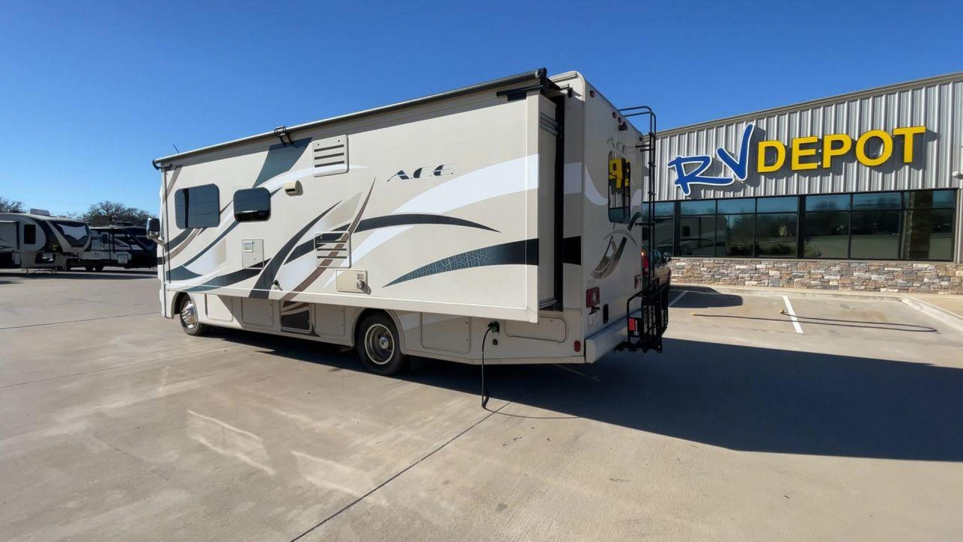 2015 THOR ACE 29.3 (1F65F5DY5F0) , Length: 29.58 ft. | Gross Weight: 18,000 lbs. | Slides: 1 transmission, located at 4319 N Main St, Cleburne, TX, 76033, (817) 678-5133, 32.385960, -97.391212 - The 2015 Thor ACE 29.3 is a versatile and compact Class A motorhome, perfect for families or couples seeking adventure on the open road. This model offers a blend of comfort, functionality, and durability, making it an excellent choice for both short getaways and extended trips. Measuring 29.58 ft. - Photo#7