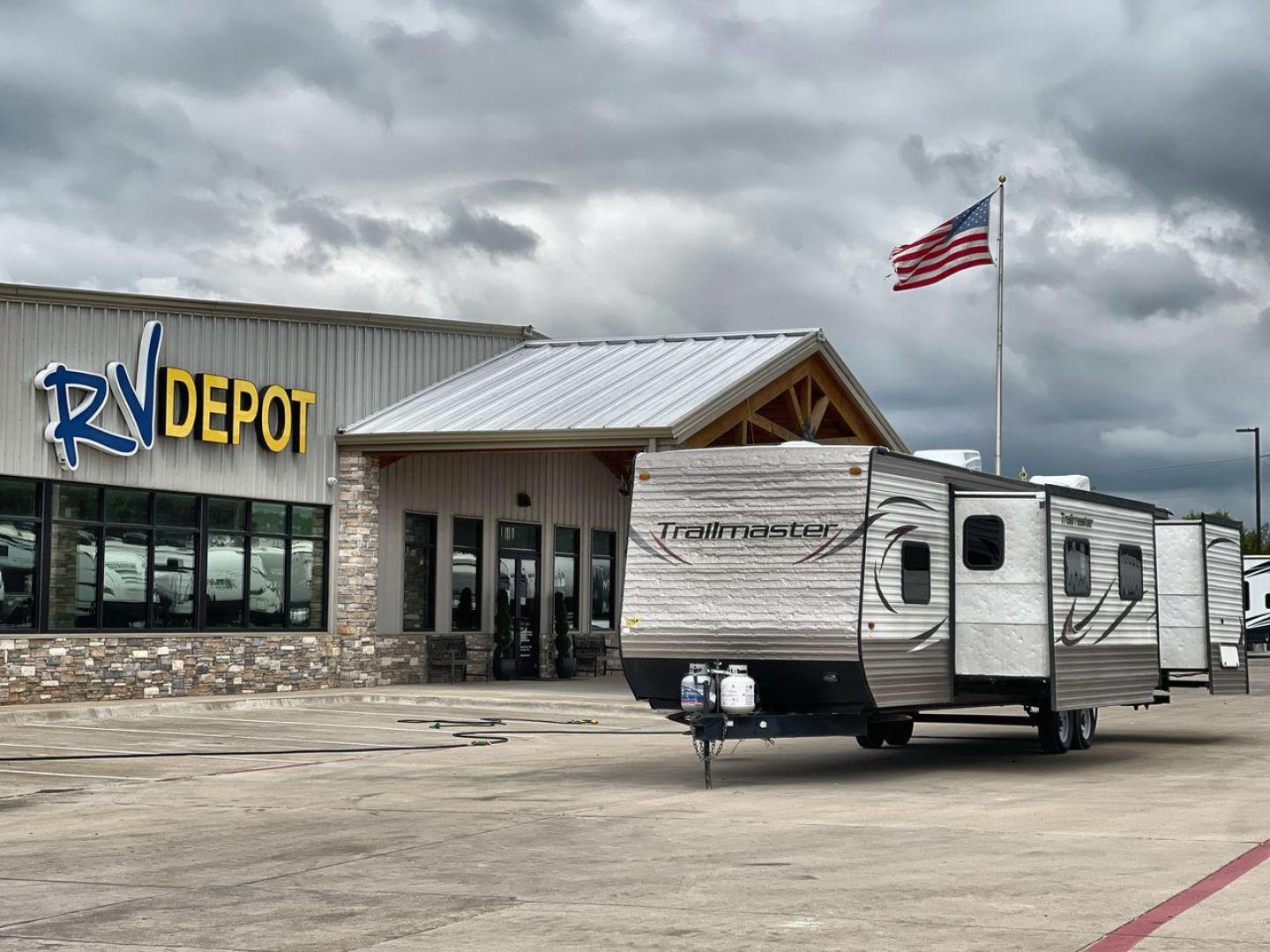 2015 SILVER TRAILMASTER 36FRS (1NL1GTT2XF1) , located at 4319 N Main St, Cleburne, TX, 76033, (817) 678-5133, 32.385960, -97.391212 - Photo#0