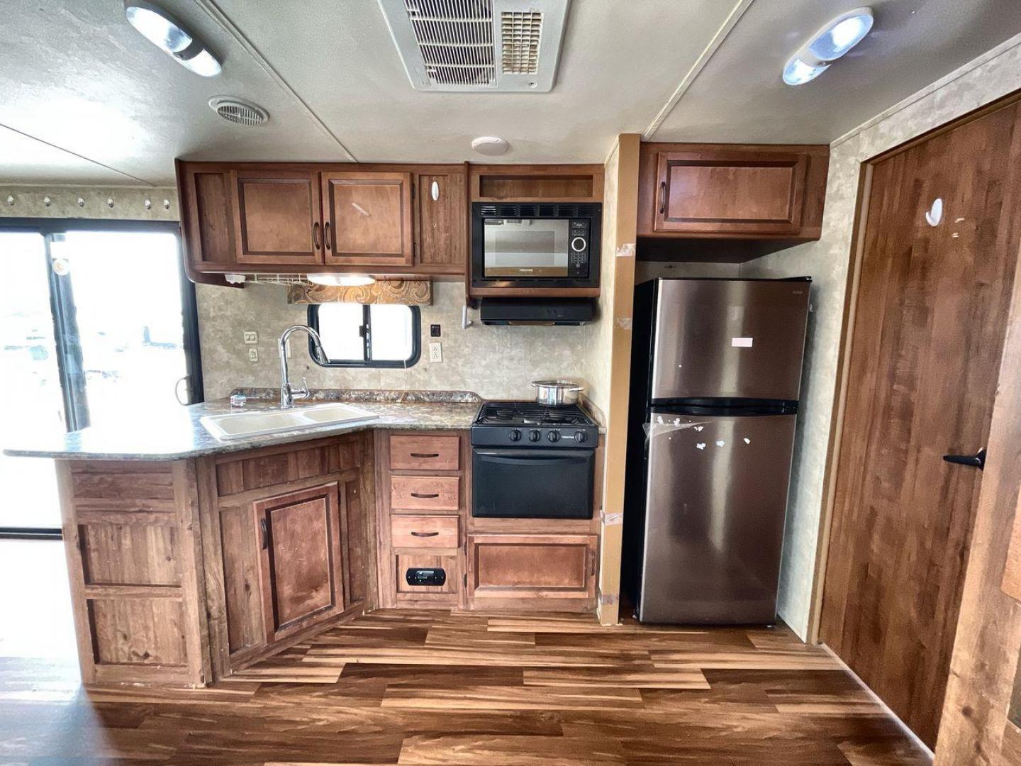 2015 SILVER TRAILMASTER 36FRS (1NL1GTT2XF1) , located at 4319 N Main St, Cleburne, TX, 76033, (817) 678-5133, 32.385960, -97.391212 - Photo#9