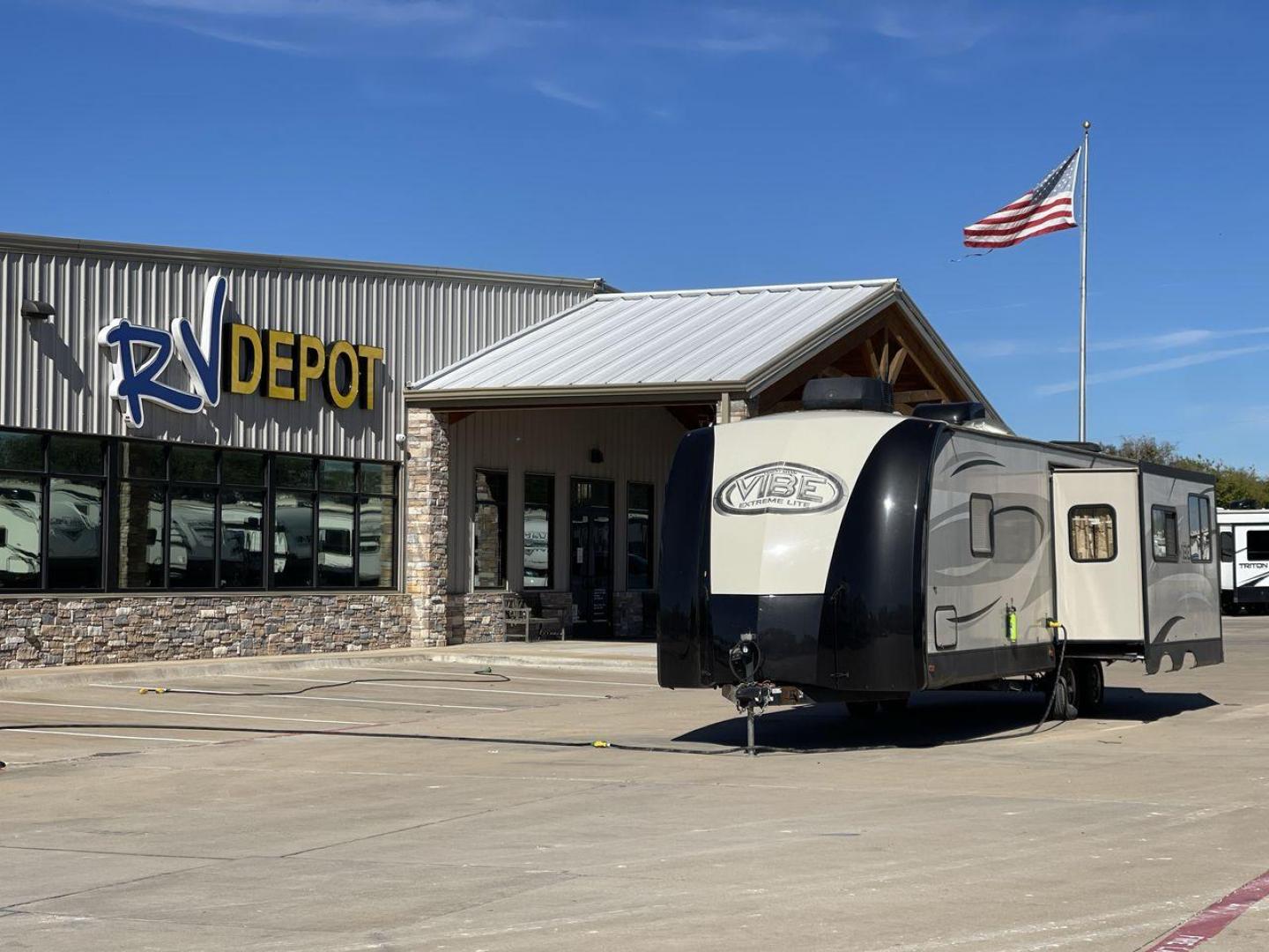 2015 TAN VIBE EXTREME 268RKS (4X4TVBC29F4) , Length: 32 ft. | Dry Weight: 6,398 lbs. | Slides: 1 transmission, located at 4319 N Main St, Cleburne, TX, 76033, (817) 678-5133, 32.385960, -97.391212 - The 2015 Vibe Extreme 268RKS travel trailer will significantly serve you with its amenities and features. This trailer only measures 32 ft in length, 8 ft in width, and 11 ft in height. It has a dry weight of 6,398 lbs with a payload capacity of 1,867 lbs and a hitch weight of 742 lbs. A small k - Photo#0