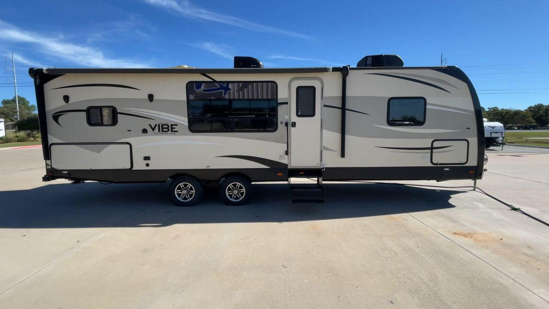 2015 TAN VIBE EXTREME 268RKS (4X4TVBC29F4) , Length: 32 ft. | Dry Weight: 6,398 lbs. | Slides: 1 transmission, located at 4319 N Main St, Cleburne, TX, 76033, (817) 678-5133, 32.385960, -97.391212 - The 2015 Vibe Extreme 268RKS travel trailer will significantly serve you with its amenities and features. This trailer only measures 32 ft in length, 8 ft in width, and 11 ft in height. It has a dry weight of 6,398 lbs with a payload capacity of 1,867 lbs and a hitch weight of 742 lbs. A small k - Photo#2