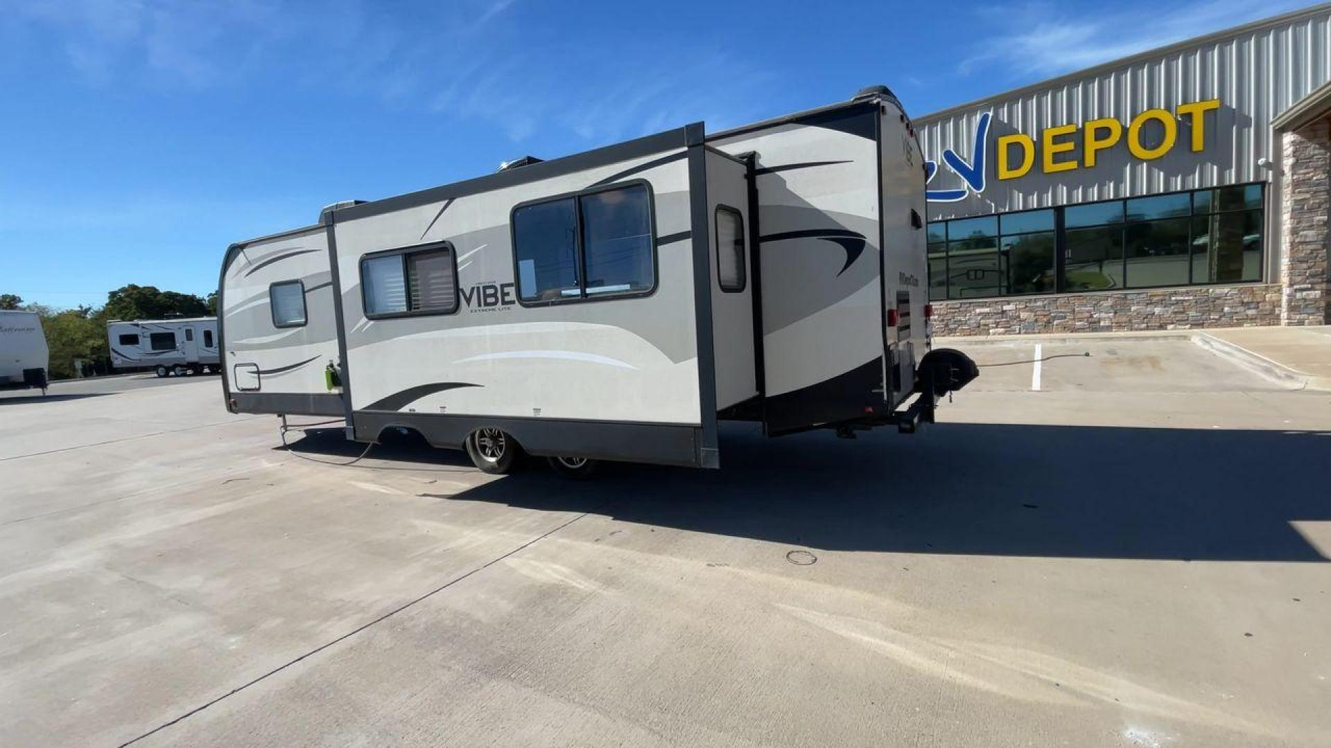 2015 TAN VIBE EXTREME 268RKS (4X4TVBC29F4) , Length: 32 ft. | Dry Weight: 6,398 lbs. | Slides: 1 transmission, located at 4319 N Main St, Cleburne, TX, 76033, (817) 678-5133, 32.385960, -97.391212 - The 2015 Vibe Extreme 268RKS travel trailer will significantly serve you with its amenities and features. This trailer only measures 32 ft in length, 8 ft in width, and 11 ft in height. It has a dry weight of 6,398 lbs with a payload capacity of 1,867 lbs and a hitch weight of 742 lbs. A small k - Photo#7