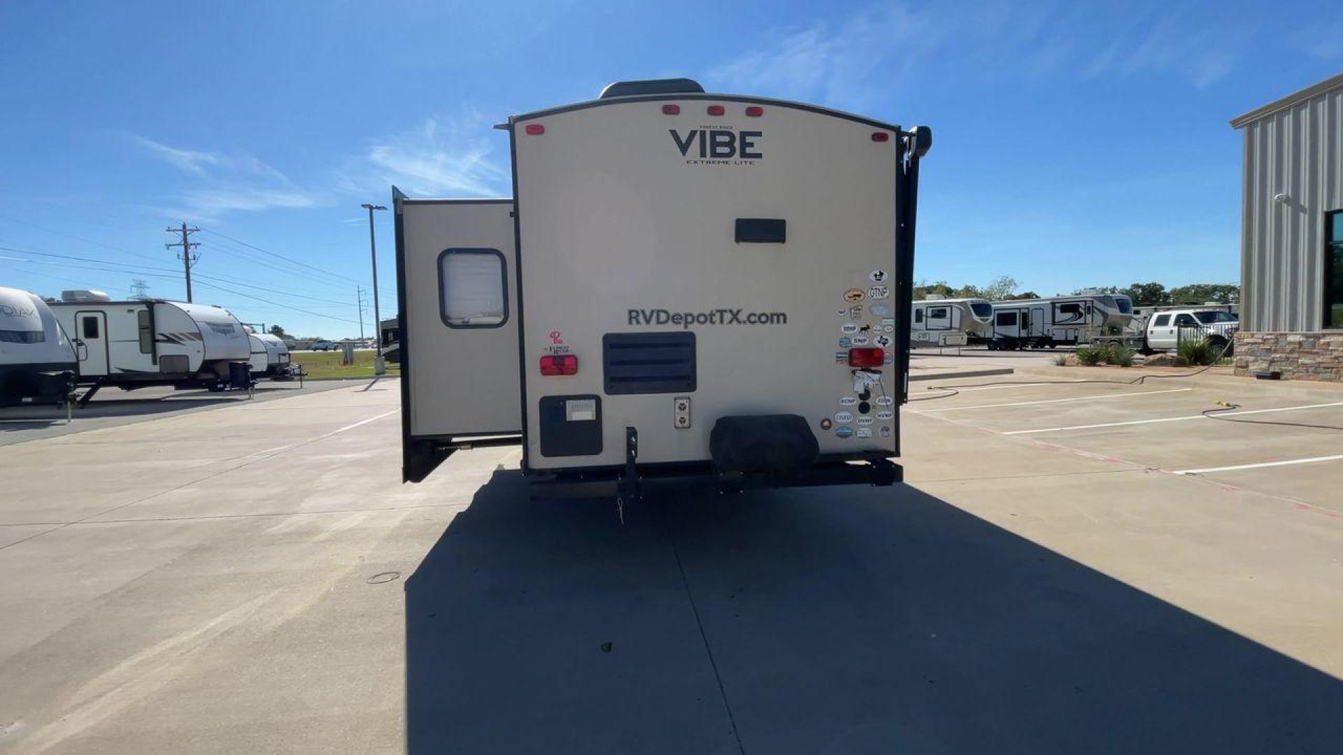 2015 TAN VIBE EXTREME 268RKS (4X4TVBC29F4) , Length: 32 ft. | Dry Weight: 6,398 lbs. | Slides: 1 transmission, located at 4319 N Main St, Cleburne, TX, 76033, (817) 678-5133, 32.385960, -97.391212 - The 2015 Vibe Extreme 268RKS travel trailer will significantly serve you with its amenities and features. This trailer only measures 32 ft in length, 8 ft in width, and 11 ft in height. It has a dry weight of 6,398 lbs with a payload capacity of 1,867 lbs and a hitch weight of 742 lbs. A small k - Photo#8