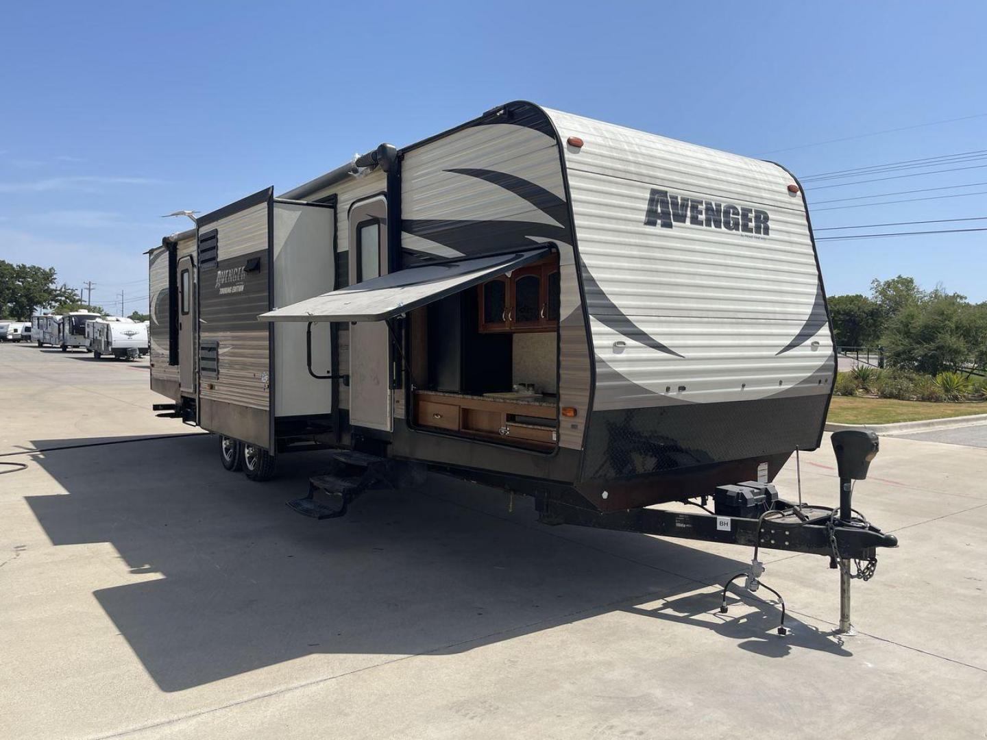 2016 TAN AVENGER 32FBI - (5ZT2AVXB6GB) , located at 4319 N Main St, Cleburne, TX, 76033, (817) 678-5133, 32.385960, -97.391212 - Photo#23