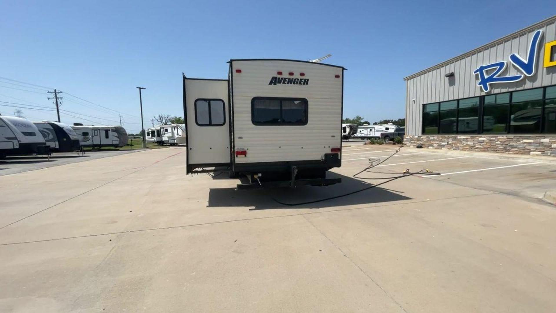 2016 TAN AVENGER 32FBI - (5ZT2AVXB6GB) , located at 4319 N Main St, Cleburne, TX, 76033, (817) 678-5133, 32.385960, -97.391212 - Photo#8