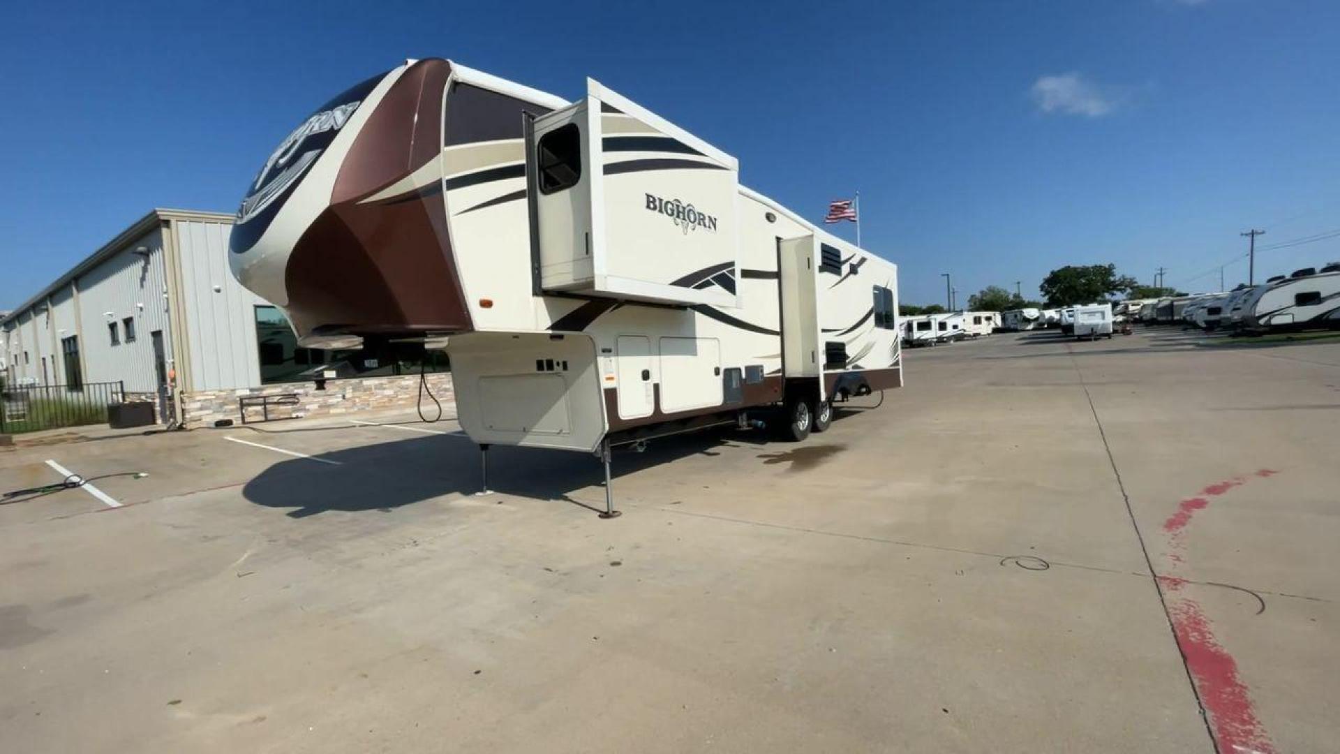 2016 BIG HORN 3010RE (5SFBG3427GE) , Length: 34.8 ft. | Dry Weight: 11,840 lbs. | Gross Weight: 15,500 lbs. | Slides: 3 transmission, located at 4319 N Main St, Cleburne, TX, 76033, (817) 678-5133, 32.385960, -97.391212 - Photo#5