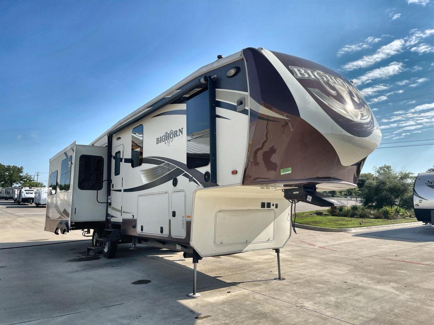 2016 BIG HORN 3010RE (5SFBG3427GE) , Length: 34.8 ft. | Dry Weight: 11,840 lbs. | Gross Weight: 15,500 lbs. | Slides: 3 transmission, located at 4319 N Main St, Cleburne, TX, 76033, (817) 678-5133, 32.385960, -97.391212 - Photo#22