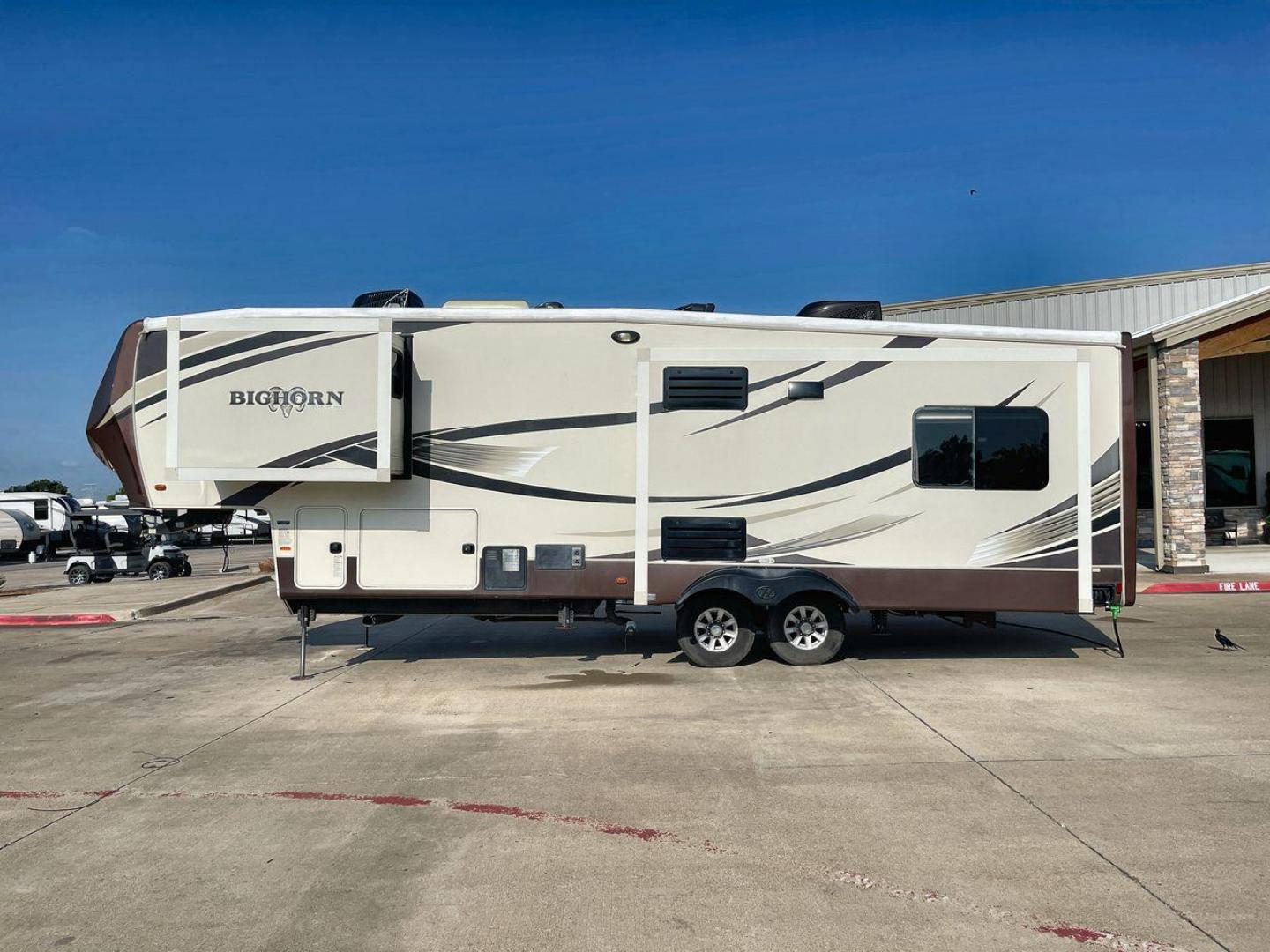 2016 BIG HORN 3010RE (5SFBG3427GE) , Length: 34.8 ft. | Dry Weight: 11,840 lbs. | Gross Weight: 15,500 lbs. | Slides: 3 transmission, located at 4319 N Main St, Cleburne, TX, 76033, (817) 678-5133, 32.385960, -97.391212 - Photo#23