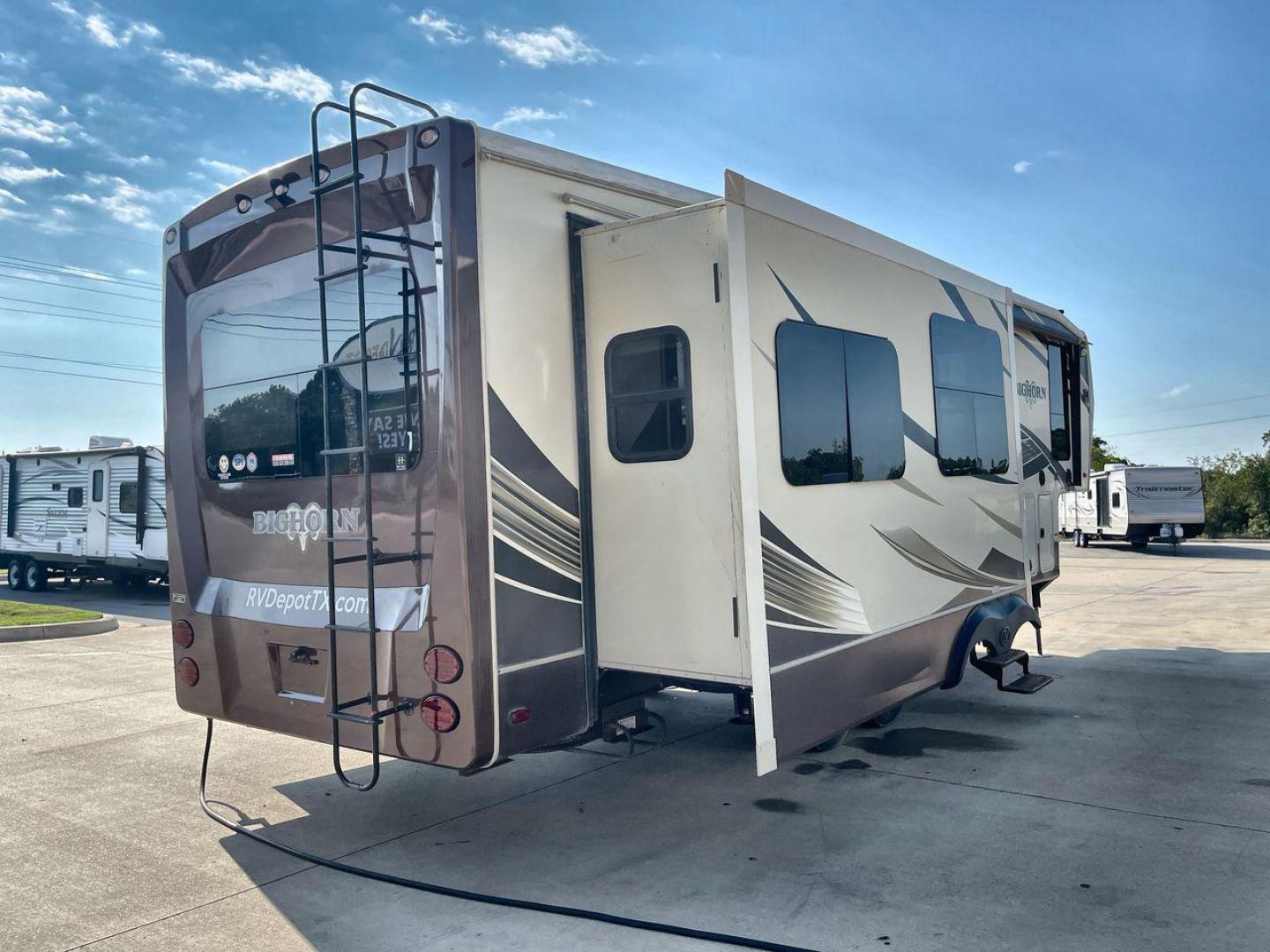 2016 BIG HORN 3010RE (5SFBG3427GE) , Length: 34.8 ft. | Dry Weight: 11,840 lbs. | Gross Weight: 15,500 lbs. | Slides: 3 transmission, located at 4319 N Main St, Cleburne, TX, 76033, (817) 678-5133, 32.385960, -97.391212 - Photo#24