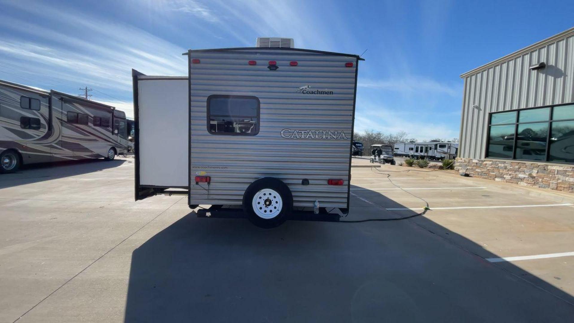 2016 GRAY CATALINA 321BHDSCK (5ZT2CAXBXGT) , Length: 35.83 ft. | Dry Weight: 7,690 lbs | Gross Weight: 9,500 lbs | Slides: 2 transmission, located at 4319 N Main St, Cleburne, TX, 76033, (817) 678-5133, 32.385960, -97.391212 - This 2016 Catalina Travel Trailer boasts dimensions of just under 36 feet in length and 8 feet in width, with a GVWR of 9,500 lbs and a hitch weight of 790 lbs. Equipped with automatic heating and cooling capabilities rated at 30,000 and 13,500 BTUs, respectively, it ensures optimal temperature cont - Photo#8