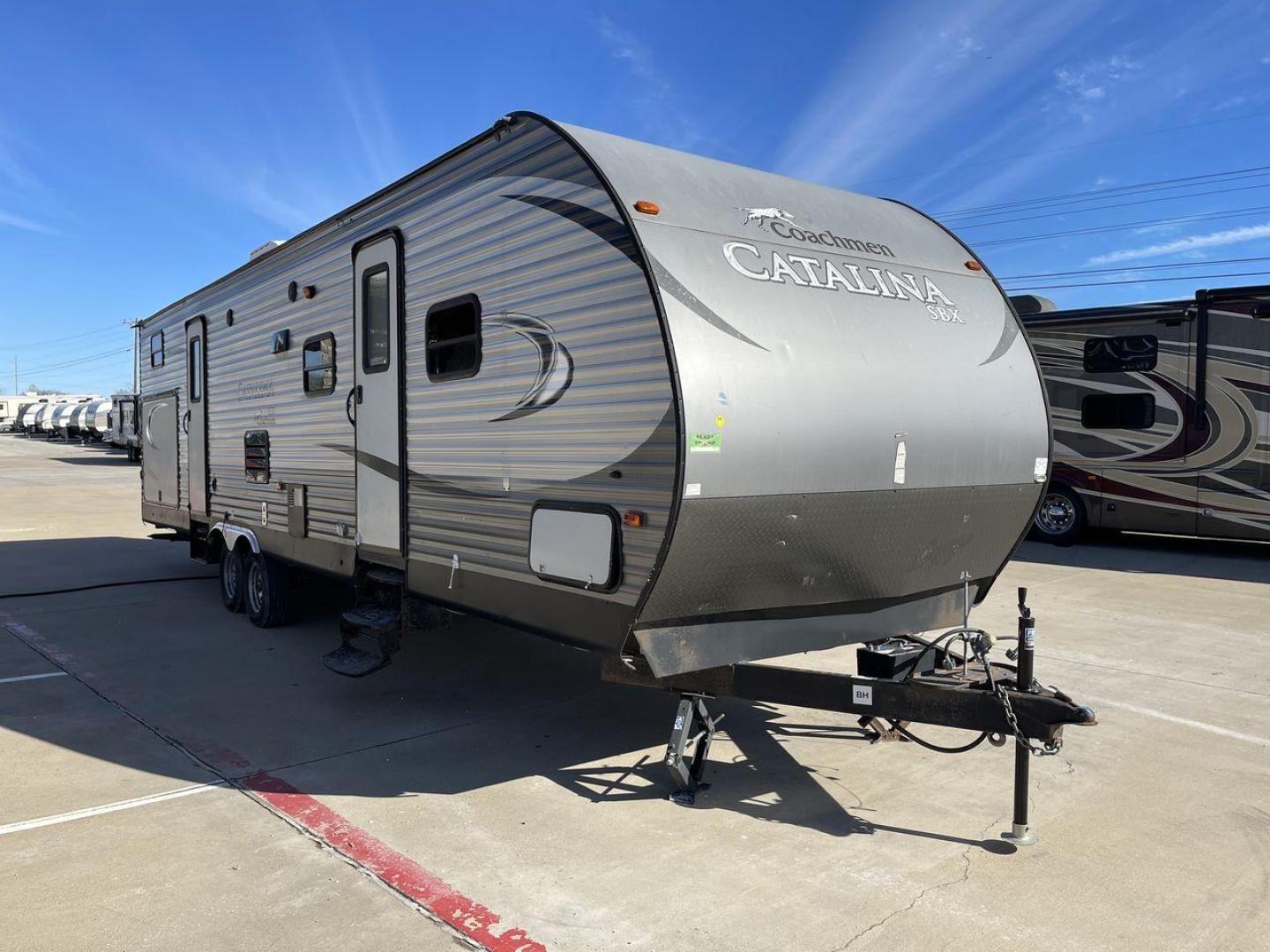 2016 GRAY CATALINA 321BHDSCK (5ZT2CAXBXGT) , Length: 35.83 ft. | Dry Weight: 7,690 lbs | Gross Weight: 9,500 lbs | Slides: 2 transmission, located at 4319 N Main St, Cleburne, TX, 76033, (817) 678-5133, 32.385960, -97.391212 - This 2016 Catalina Travel Trailer boasts dimensions of just under 36 feet in length and 8 feet in width, with a GVWR of 9,500 lbs and a hitch weight of 790 lbs. Equipped with automatic heating and cooling capabilities rated at 30,000 and 13,500 BTUs, respectively, it ensures optimal temperature cont - Photo#21