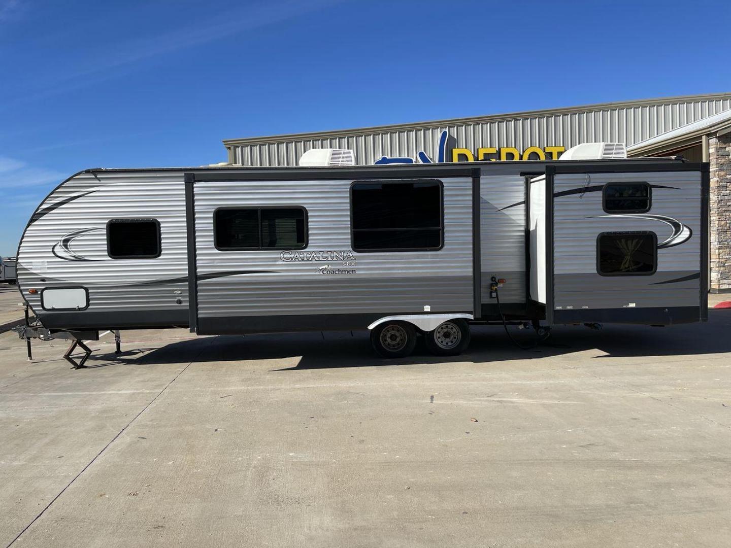 2016 GRAY CATALINA 321BHDSCK (5ZT2CAXBXGT) , Length: 35.83 ft. | Dry Weight: 7,690 lbs | Gross Weight: 9,500 lbs | Slides: 2 transmission, located at 4319 N Main St, Cleburne, TX, 76033, (817) 678-5133, 32.385960, -97.391212 - This 2016 Catalina Travel Trailer boasts dimensions of just under 36 feet in length and 8 feet in width, with a GVWR of 9,500 lbs and a hitch weight of 790 lbs. Equipped with automatic heating and cooling capabilities rated at 30,000 and 13,500 BTUs, respectively, it ensures optimal temperature cont - Photo#22