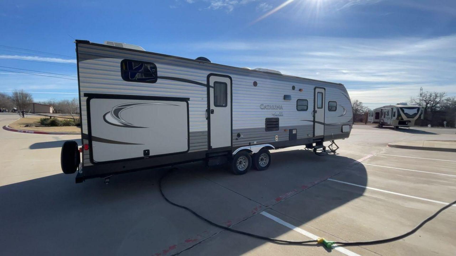 2016 GRAY CATALINA 321BHDSCK (5ZT2CAXBXGT) , Length: 35.83 ft. | Dry Weight: 7,690 lbs | Gross Weight: 9,500 lbs | Slides: 2 transmission, located at 4319 N Main St, Cleburne, TX, 76033, (817) 678-5133, 32.385960, -97.391212 - This 2016 Catalina Travel Trailer boasts dimensions of just under 36 feet in length and 8 feet in width, with a GVWR of 9,500 lbs and a hitch weight of 790 lbs. Equipped with automatic heating and cooling capabilities rated at 30,000 and 13,500 BTUs, respectively, it ensures optimal temperature cont - Photo#1