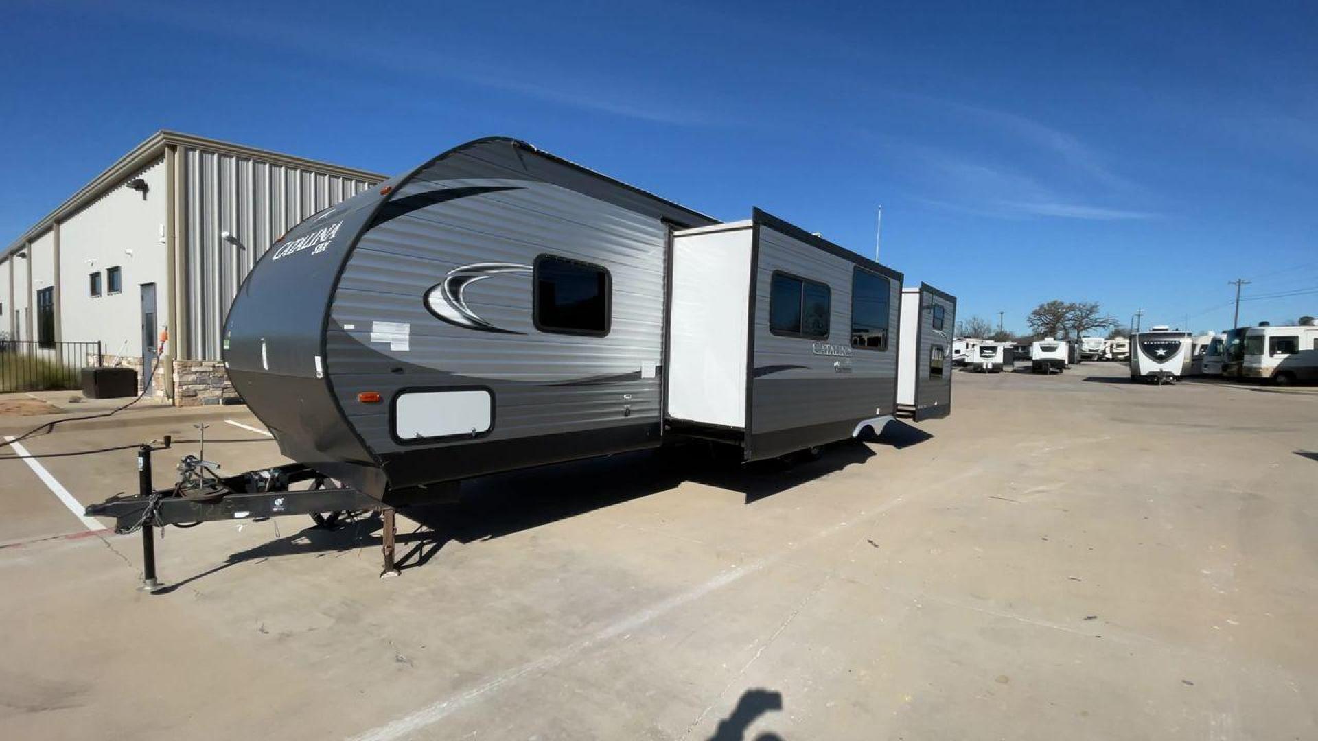 2016 GRAY CATALINA 321BHDSCK (5ZT2CAXBXGT) , Length: 35.83 ft. | Dry Weight: 7,690 lbs | Gross Weight: 9,500 lbs | Slides: 2 transmission, located at 4319 N Main St, Cleburne, TX, 76033, (817) 678-5133, 32.385960, -97.391212 - This 2016 Catalina Travel Trailer boasts dimensions of just under 36 feet in length and 8 feet in width, with a GVWR of 9,500 lbs and a hitch weight of 790 lbs. Equipped with automatic heating and cooling capabilities rated at 30,000 and 13,500 BTUs, respectively, it ensures optimal temperature cont - Photo#5