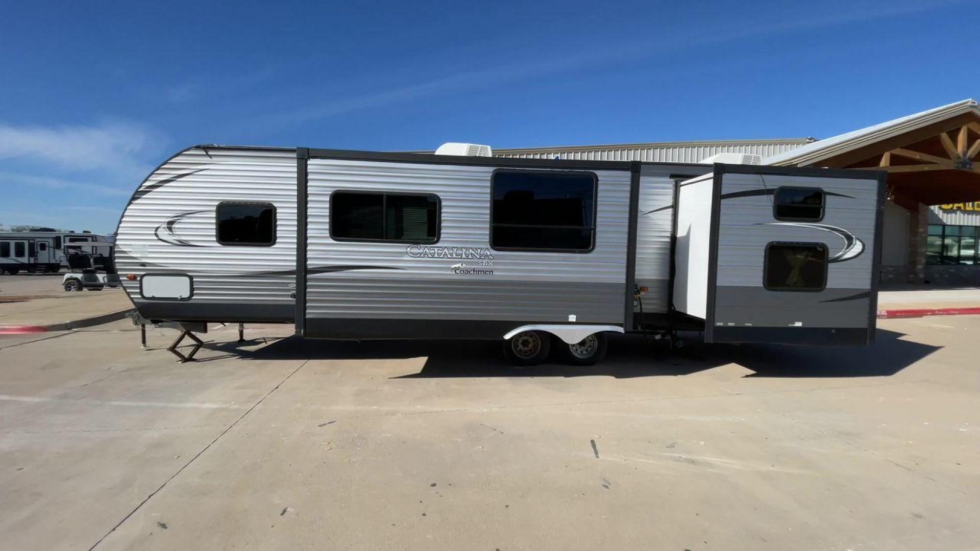 2016 GRAY CATALINA 321BHDSCK (5ZT2CAXBXGT) , Length: 35.83 ft. | Dry Weight: 7,690 lbs | Gross Weight: 9,500 lbs | Slides: 2 transmission, located at 4319 N Main St, Cleburne, TX, 76033, (817) 678-5133, 32.385960, -97.391212 - This 2016 Catalina Travel Trailer boasts dimensions of just under 36 feet in length and 8 feet in width, with a GVWR of 9,500 lbs and a hitch weight of 790 lbs. Equipped with automatic heating and cooling capabilities rated at 30,000 and 13,500 BTUs, respectively, it ensures optimal temperature cont - Photo#6