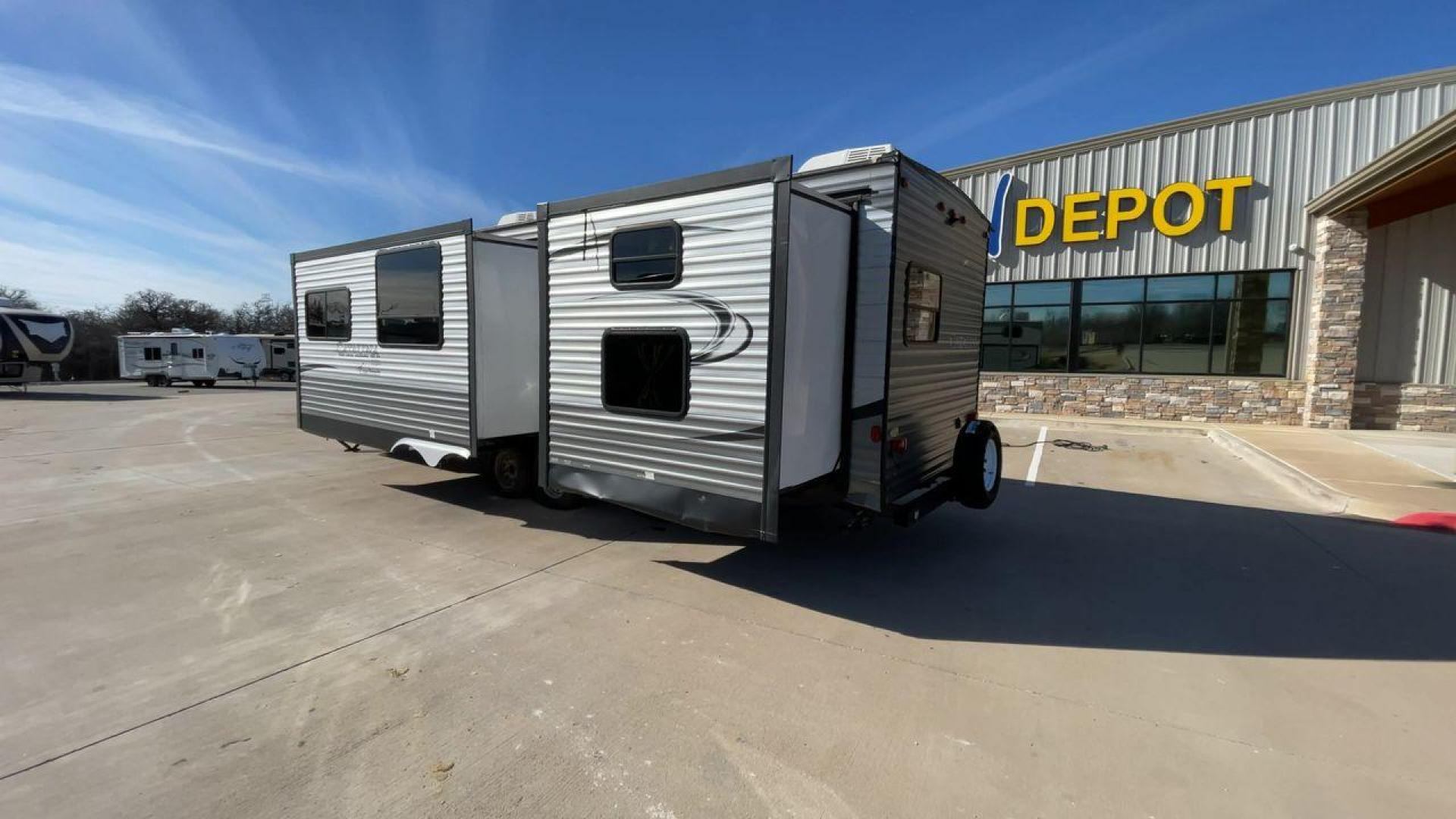 2016 GRAY CATALINA 321BHDSCK (5ZT2CAXBXGT) , Length: 35.83 ft. | Dry Weight: 7,690 lbs | Gross Weight: 9,500 lbs | Slides: 2 transmission, located at 4319 N Main St, Cleburne, TX, 76033, (817) 678-5133, 32.385960, -97.391212 - This 2016 Catalina Travel Trailer boasts dimensions of just under 36 feet in length and 8 feet in width, with a GVWR of 9,500 lbs and a hitch weight of 790 lbs. Equipped with automatic heating and cooling capabilities rated at 30,000 and 13,500 BTUs, respectively, it ensures optimal temperature cont - Photo#7