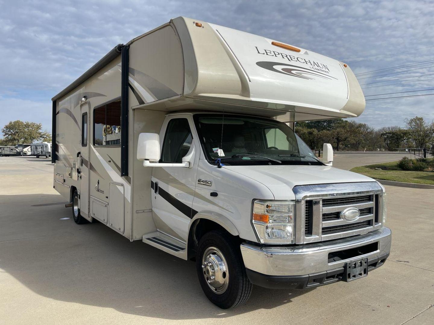 2016 COACHMEN LEPRECHAUN 260DS (1FDXE4FS5GD) , Length: 27.42 ft. | Dry Weight: 11,450 lbs. | Gross Weight: 14,500 lbs. | Slides: 2 transmission, located at 4319 N Main St, Cleburne, TX, 76033, (817) 678-5133, 32.385960, -97.391212 - The 2016 Coachmen Leprechaun 260DS RV has an attractive exterior design, with a length of 27.42 feet. The vehicle's body is finished in beige with stylish brown and cream graphics running along the sides, with the "Leprechaun" branding prominently displayed up front. The front cab section has a clas - Photo#0