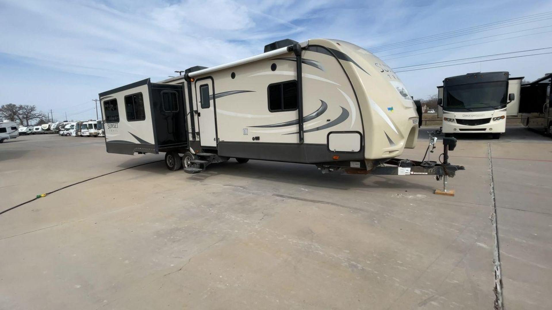 2016 BLACK CROSSROAD SUNSET TRAIL 32RE (4V0TC3226GE) , Length: 36.67 ft. | Dry Weight: 7,749 lbs. | Gross Weight: 9,728 lbs. | Slides: 3 transmission, located at 4319 N Main St, Cleburne, TX, 76033, (817) 678-5133, 32.385960, -97.391212 - This 2016 Crossroad Sunset Trail 32RE measures in at 36.67 ft. It has a dry weight of 7,749 lbs. and a GVWR of 9,728 lbs. With 3 slides, this travel trailer is extremely spacious and comfortable! Inside, you will find a homey combined living and kitchen area with an entertainment center and booth-st - Photo#3