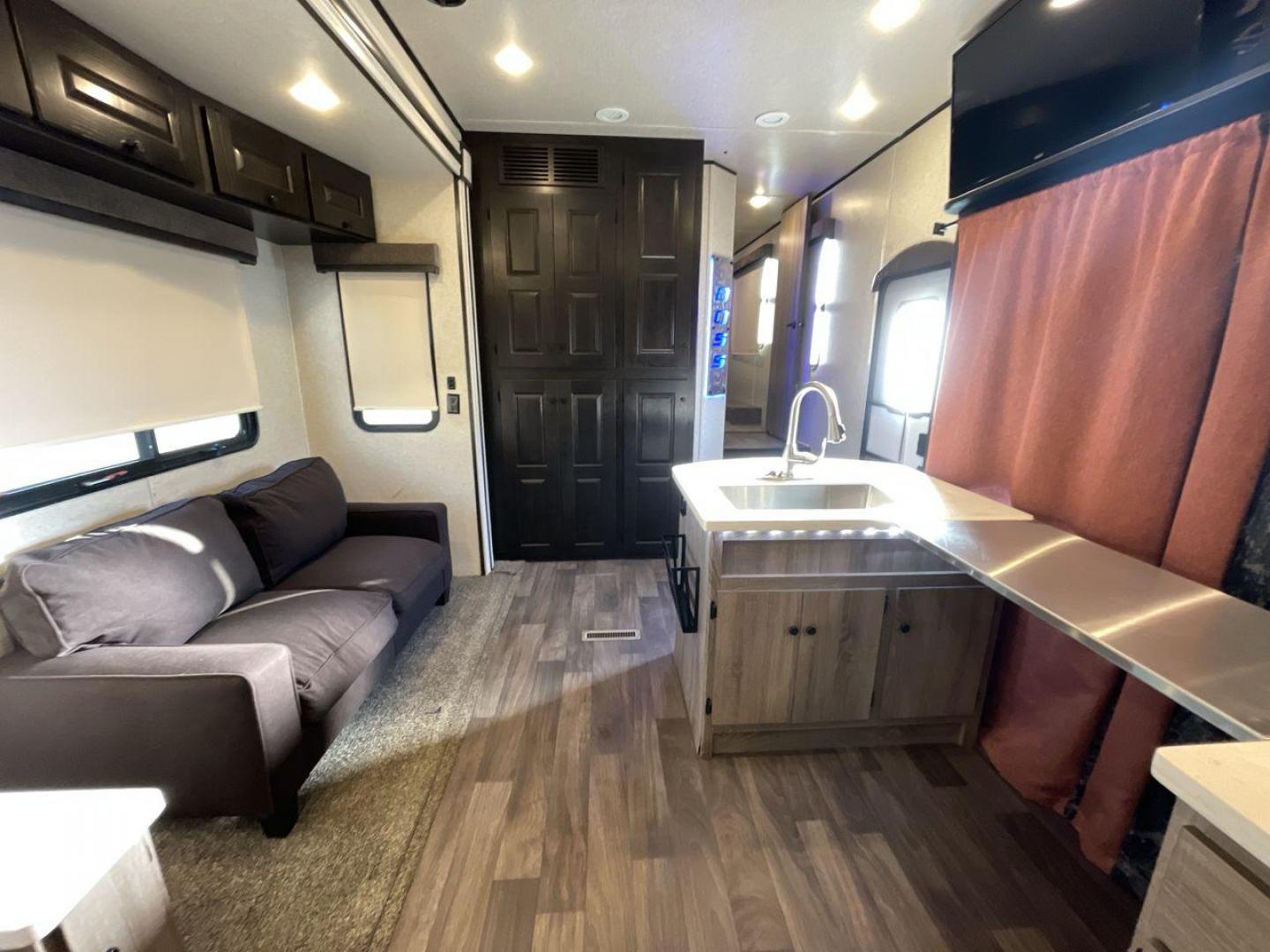 2016 CRUISER RV BOSS 4290 (5RXFJ4530G1) , Length: 46 ft. | Dry Weight: 14,835 lbs. | Slides: 2 transmission, located at 4319 N Main St, Cleburne, TX, 76033, (817) 678-5133, 32.385960, -97.391212 - The 2016 Cruiser RV Boss 4290 Recreational is a remarkable toy hauler designed for a premium travel experience. With a length of 46 feet, this model offers two slide-outs, providing an expansive and well-designed interior. It features a luxurious master bedroom with a king-size bed, and the spaciou - Photo#10