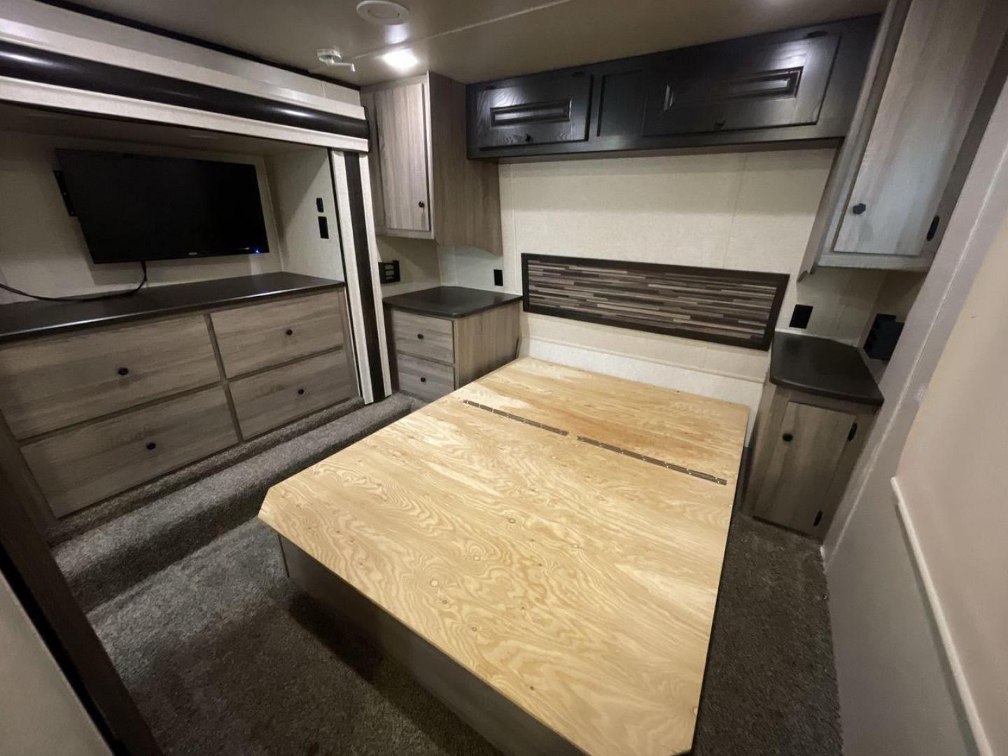 2016 CRUISER RV BOSS 4290 (5RXFJ4530G1) , Length: 46 ft. | Dry Weight: 14,835 lbs. | Slides: 2 transmission, located at 4319 N Main St, Cleburne, TX, 76033, (817) 678-5133, 32.385960, -97.391212 - The 2016 Cruiser RV Boss 4290 Recreational is a remarkable toy hauler designed for a premium travel experience. With a length of 46 feet, this model offers two slide-outs, providing an expansive and well-designed interior. It features a luxurious master bedroom with a king-size bed, and the spaciou - Photo#16