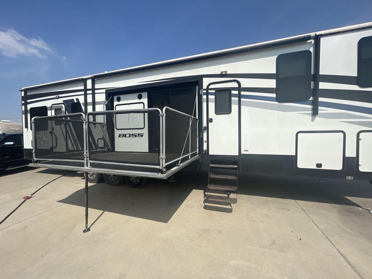 2016 CRUISER RV BOSS 4290 (5RXFJ4530G1) , Length: 46 ft. | Dry Weight: 14,835 lbs. | Slides: 2 transmission, located at 4319 N Main St, Cleburne, TX, 76033, (817) 678-5133, 32.385960, -97.391212 - The 2016 Cruiser RV Boss 4290 Recreational is a remarkable toy hauler designed for a premium travel experience. With a length of 46 feet, this model offers two slide-outs, providing an expansive and well-designed interior. It features a luxurious master bedroom with a king-size bed, and the spaciou - Photo#21