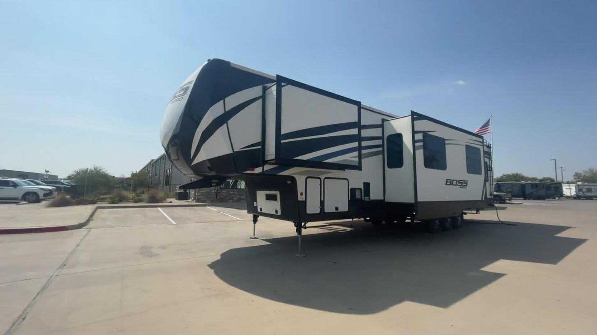 2016 CRUISER RV BOSS 4290 (5RXFJ4530G1) , Length: 46 ft. | Dry Weight: 14,835 lbs. | Slides: 2 transmission, located at 4319 N Main St, Cleburne, TX, 76033, (817) 678-5133, 32.385960, -97.391212 - The 2016 Cruiser RV Boss 4290 Recreational is a remarkable toy hauler designed for a premium travel experience. With a length of 46 feet, this model offers two slide-outs, providing an expansive and well-designed interior. It features a luxurious master bedroom with a king-size bed, and the spaciou - Photo#5