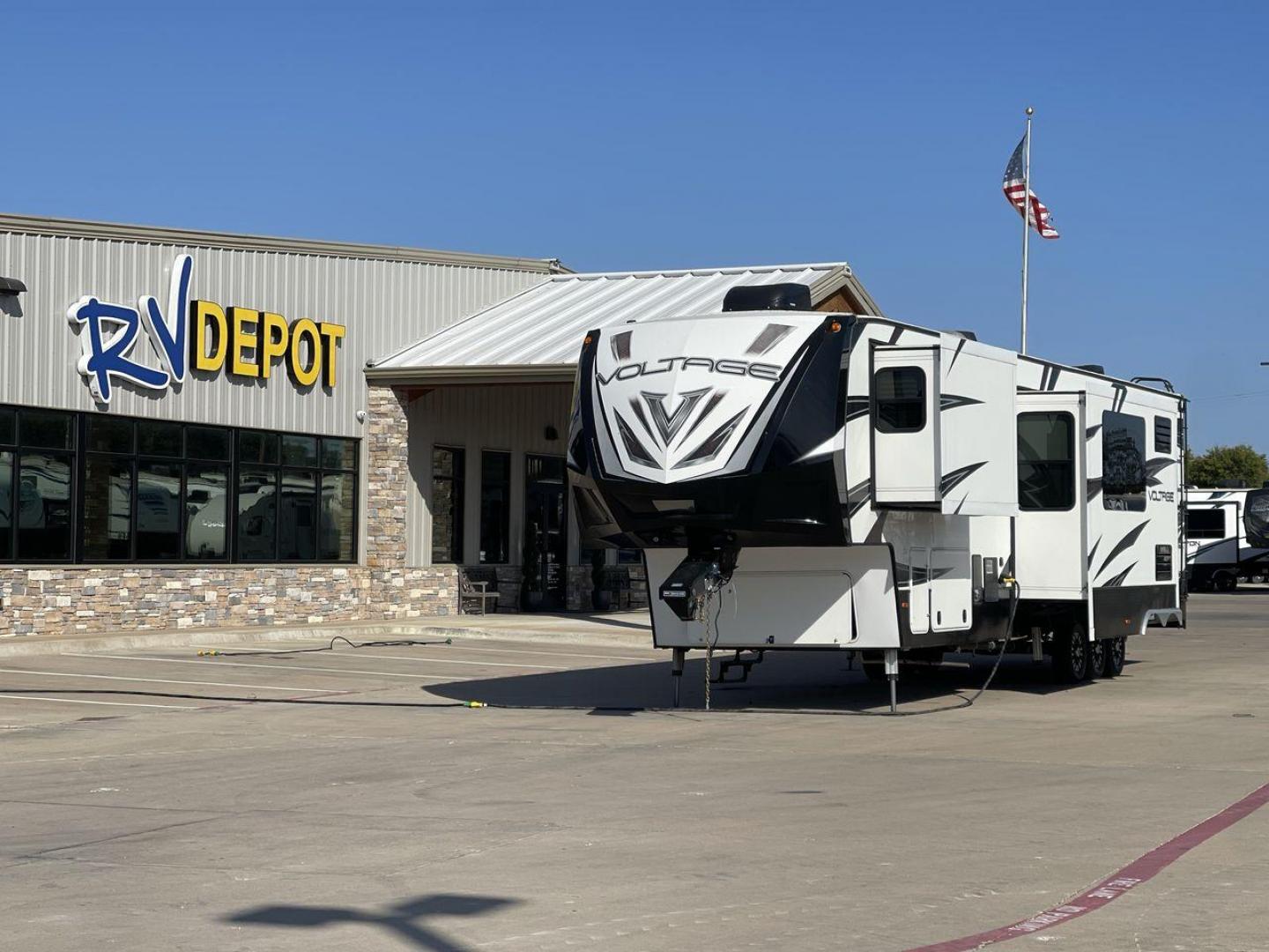 2016 DUTCHMEN VOLTAGE 4150 (4YDF41533GZ) , Length: 44.08 ft. | Dry Weight: 16,685 lbs. | Slides: 3 transmission, located at 4319 N Main St, Cleburne, TX, 76033, (817) 678-5133, 32.385960, -97.391212 - Photo#0