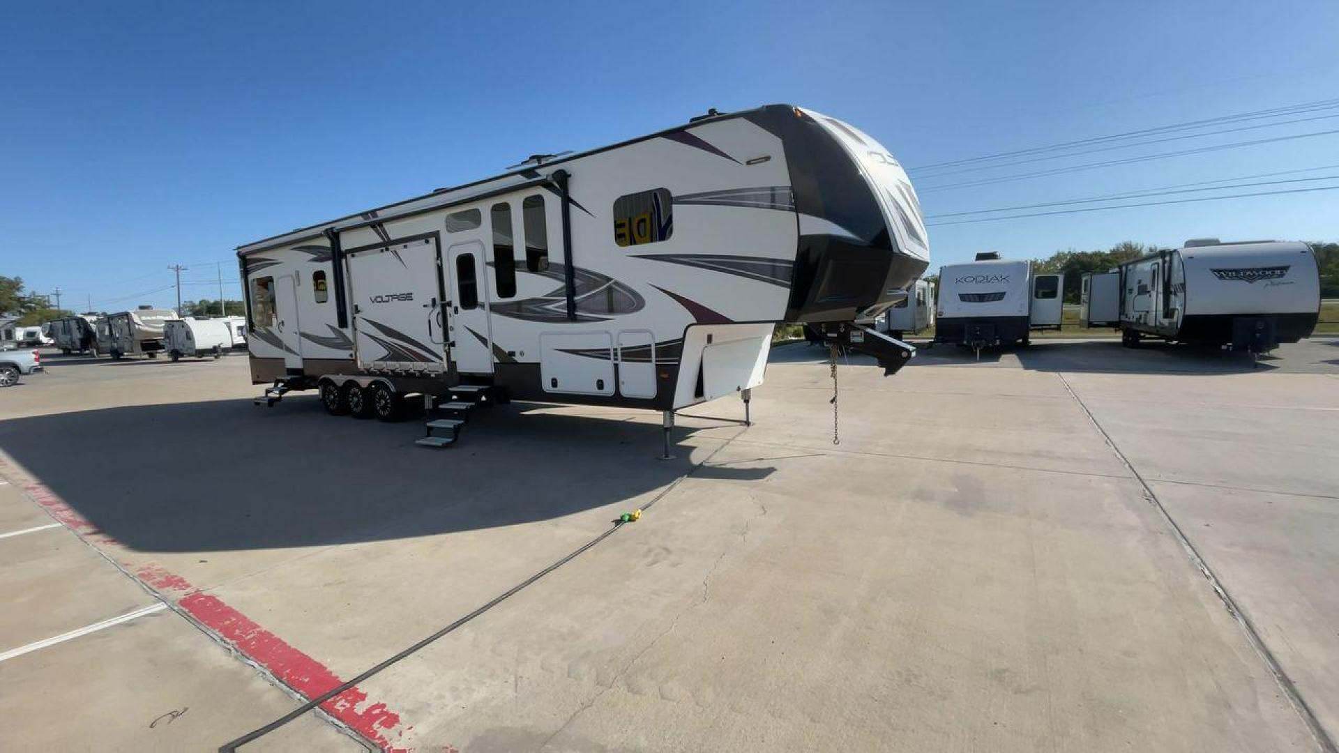 2016 DUTCHMEN VOLTAGE 4150 (4YDF41533GZ) , Length: 44.08 ft. | Dry Weight: 16,685 lbs. | Slides: 3 transmission, located at 4319 N Main St, Cleburne, TX, 76033, (817) 678-5133, 32.385960, -97.391212 - Photo#3