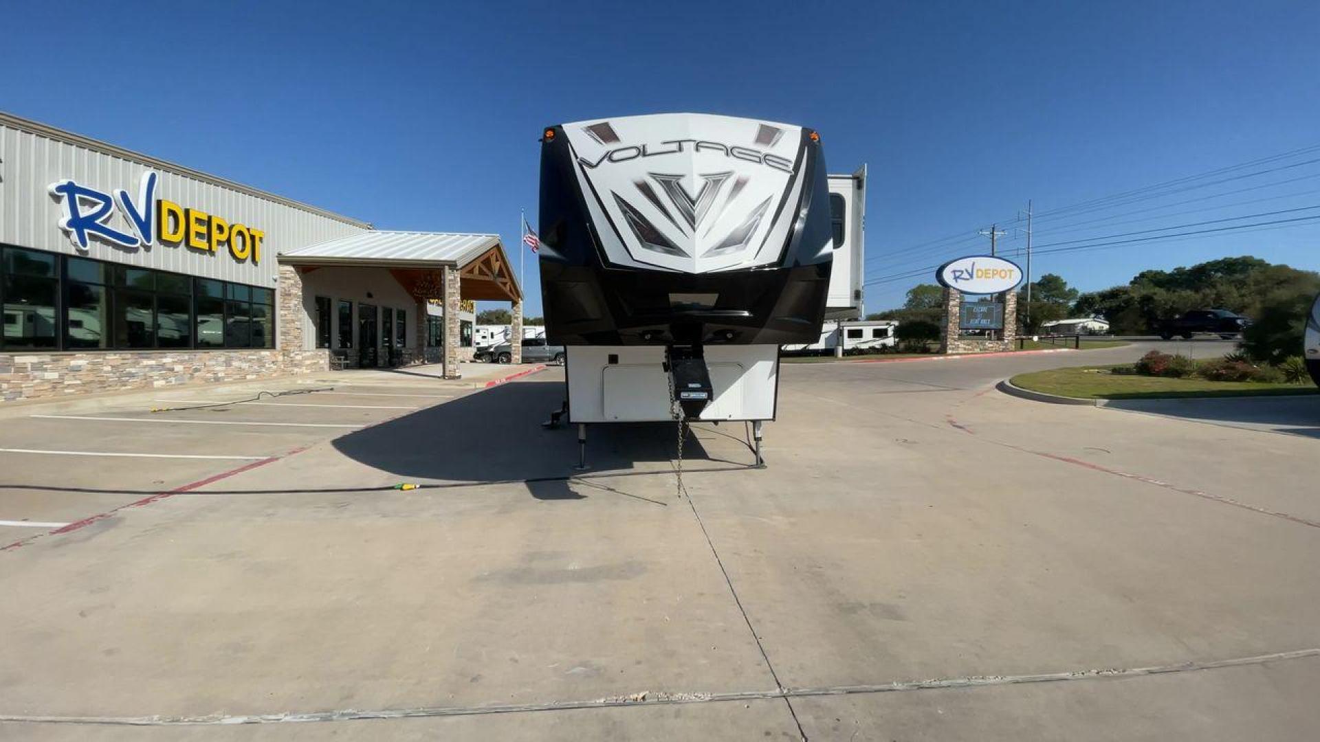 2016 DUTCHMEN VOLTAGE 4150 (4YDF41533GZ) , Length: 44.08 ft. | Dry Weight: 16,685 lbs. | Slides: 3 transmission, located at 4319 N Main St, Cleburne, TX, 76033, (817) 678-5133, 32.385960, -97.391212 - Photo#4