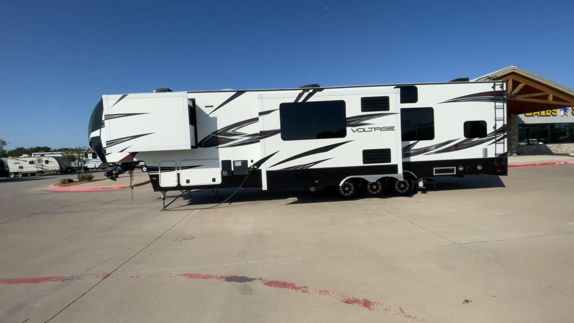 2016 DUTCHMEN VOLTAGE 4150 (4YDF41533GZ) , Length: 44.08 ft. | Dry Weight: 16,685 lbs. | Slides: 3 transmission, located at 4319 N Main St, Cleburne, TX, 76033, (817) 678-5133, 32.385960, -97.391212 - Photo#6